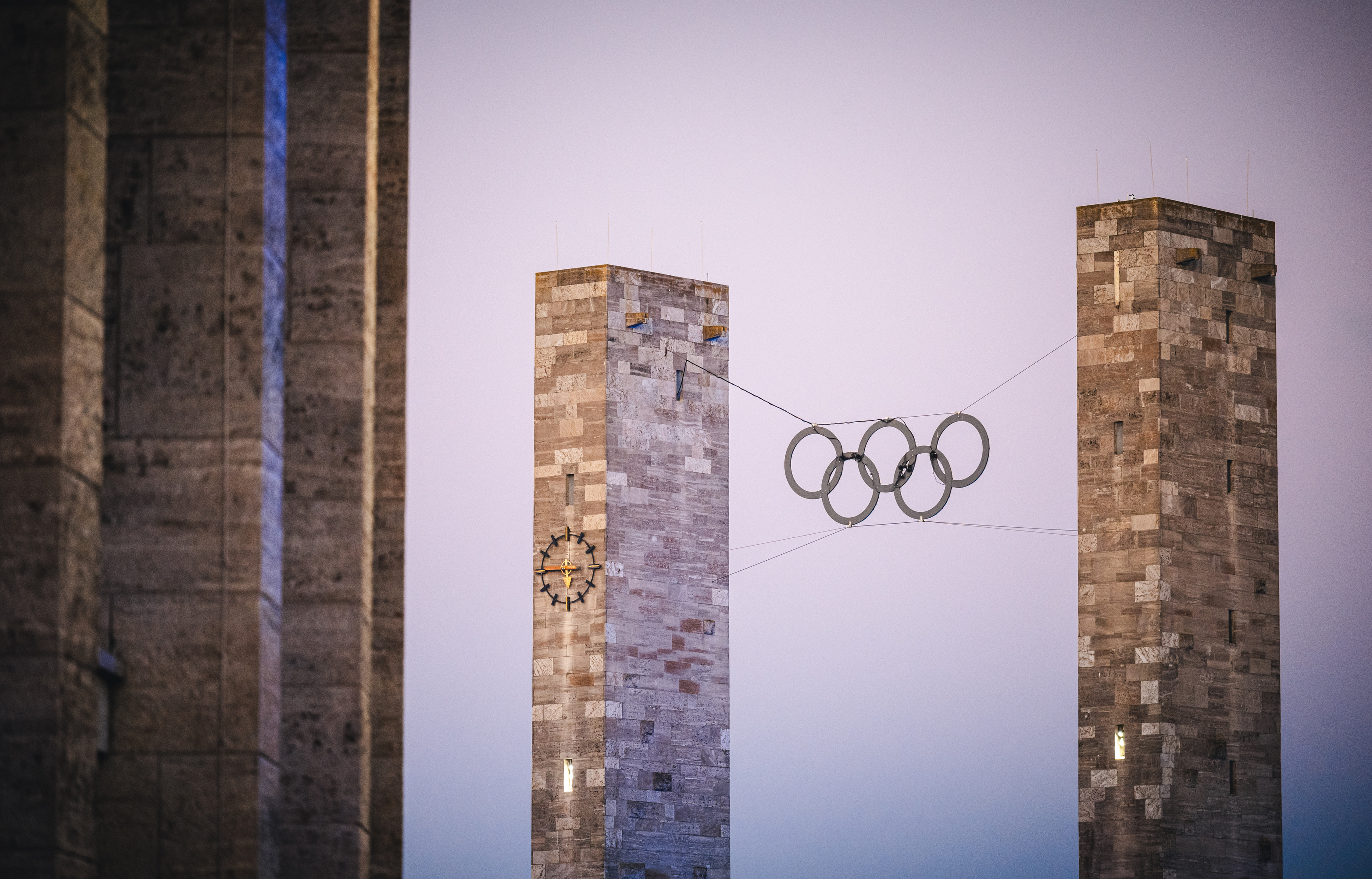 Das Olympiastadion in der Abenddämmerung.
