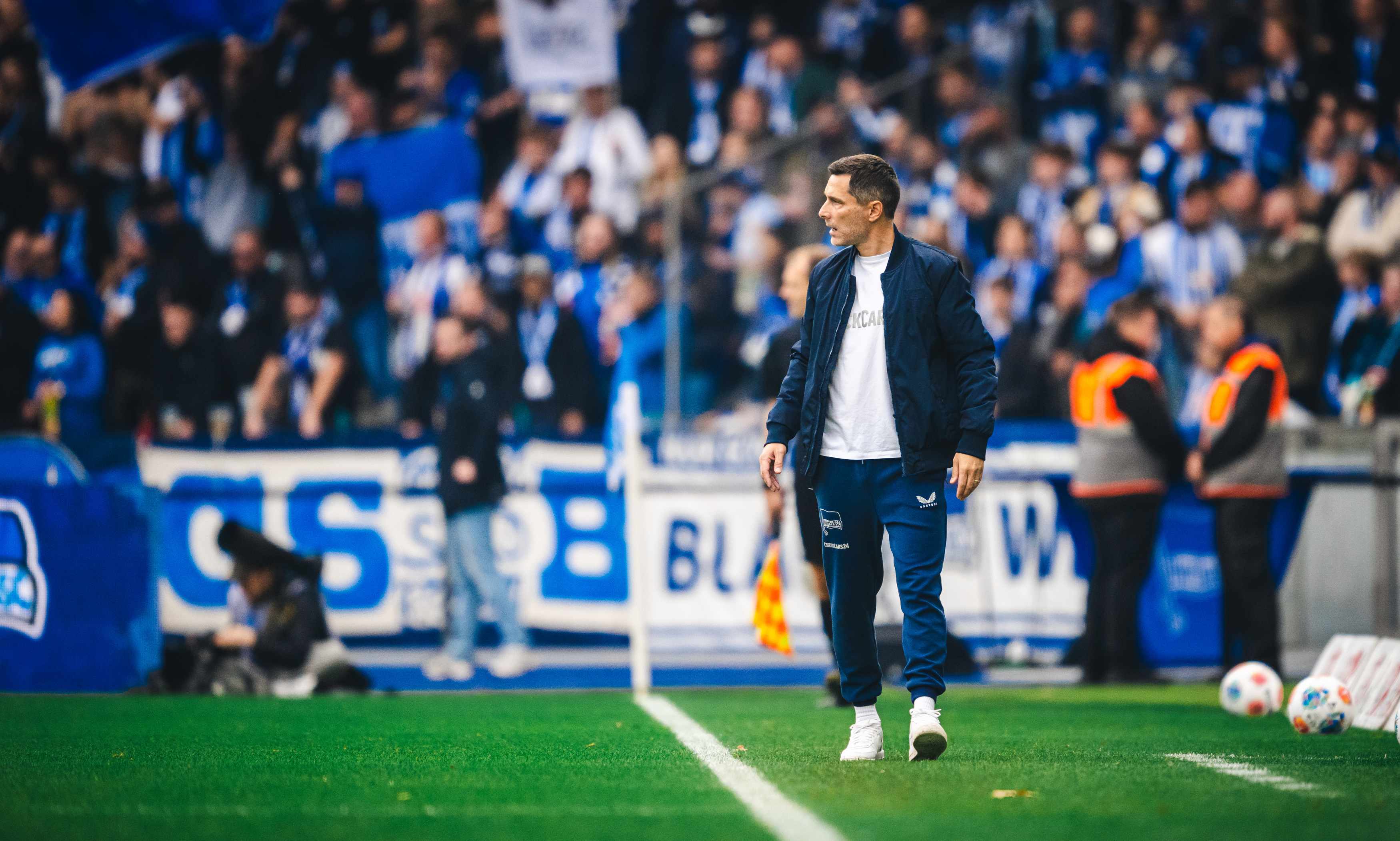 Stefan Leitl steht an der Seitenlinie.