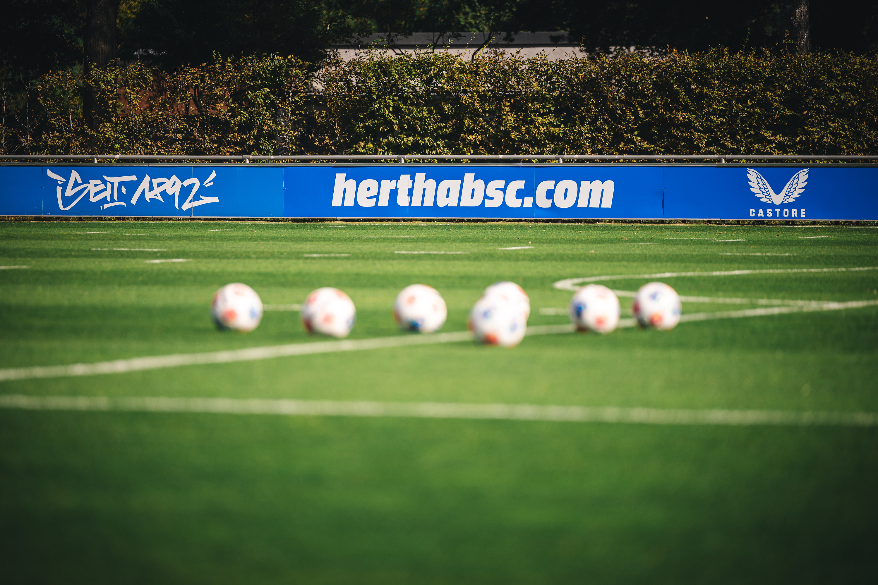 Bälle auf dem Trainingsplatz.