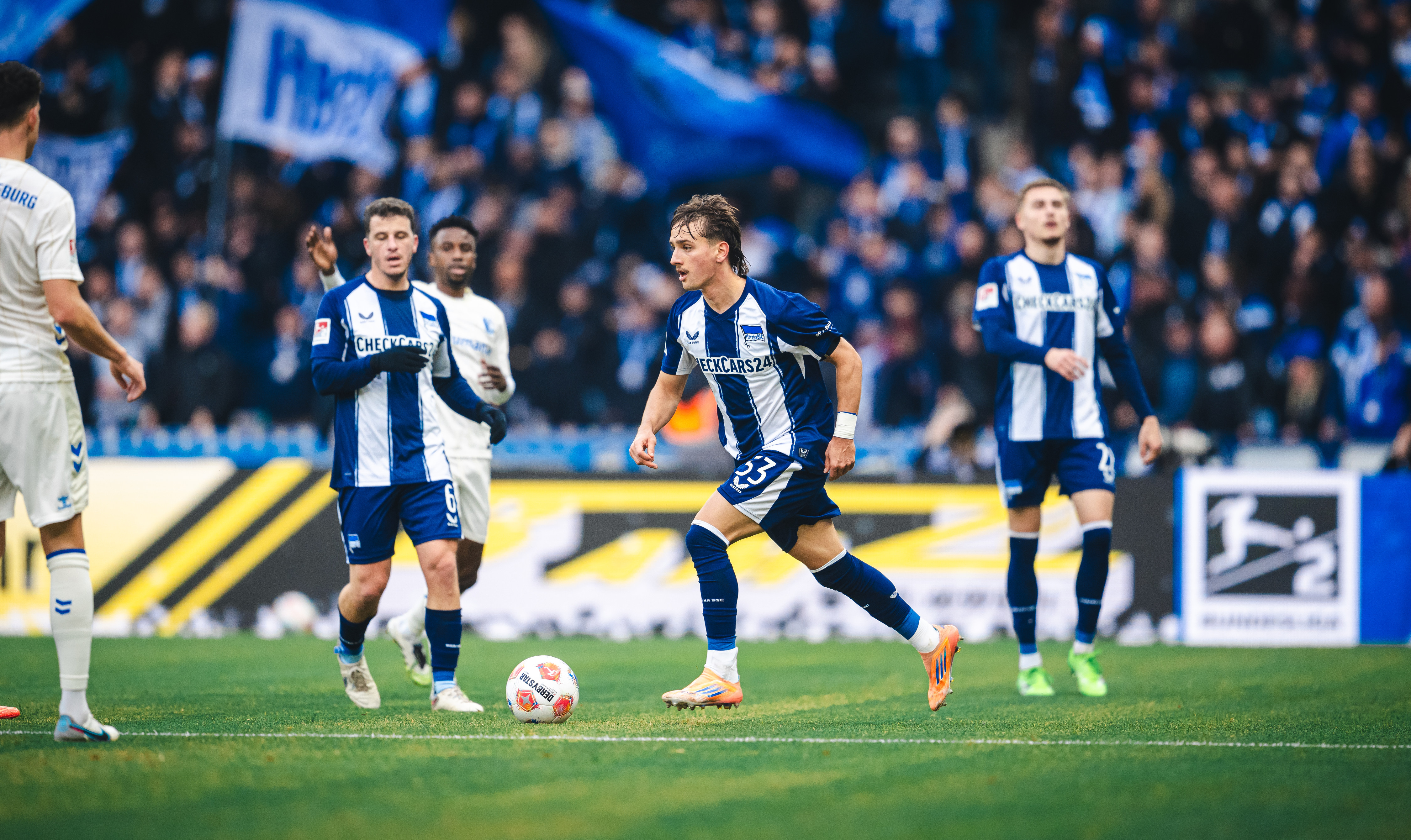 Karbownik führt den Ball.