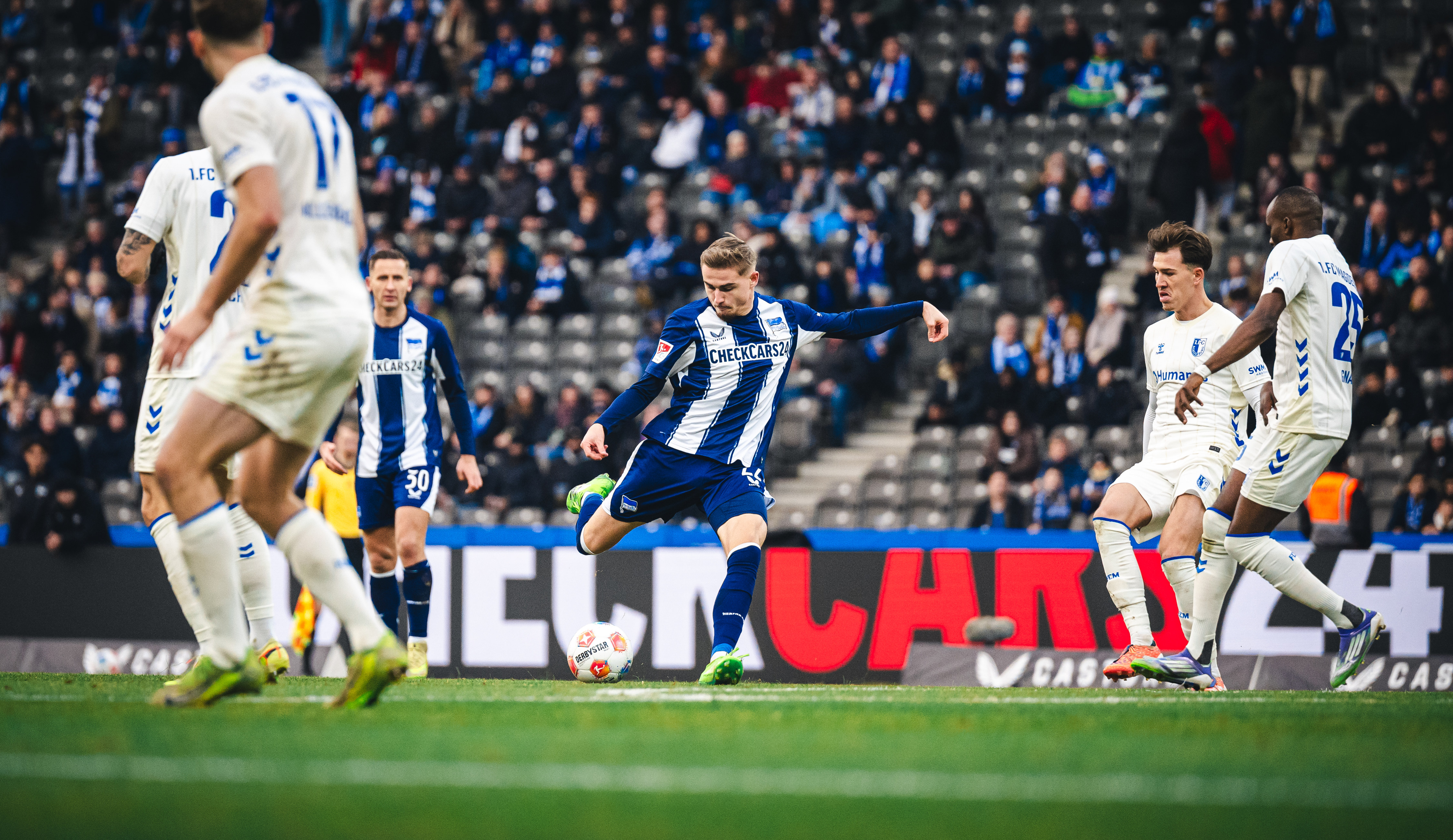 Winkler schiesst den Ball.