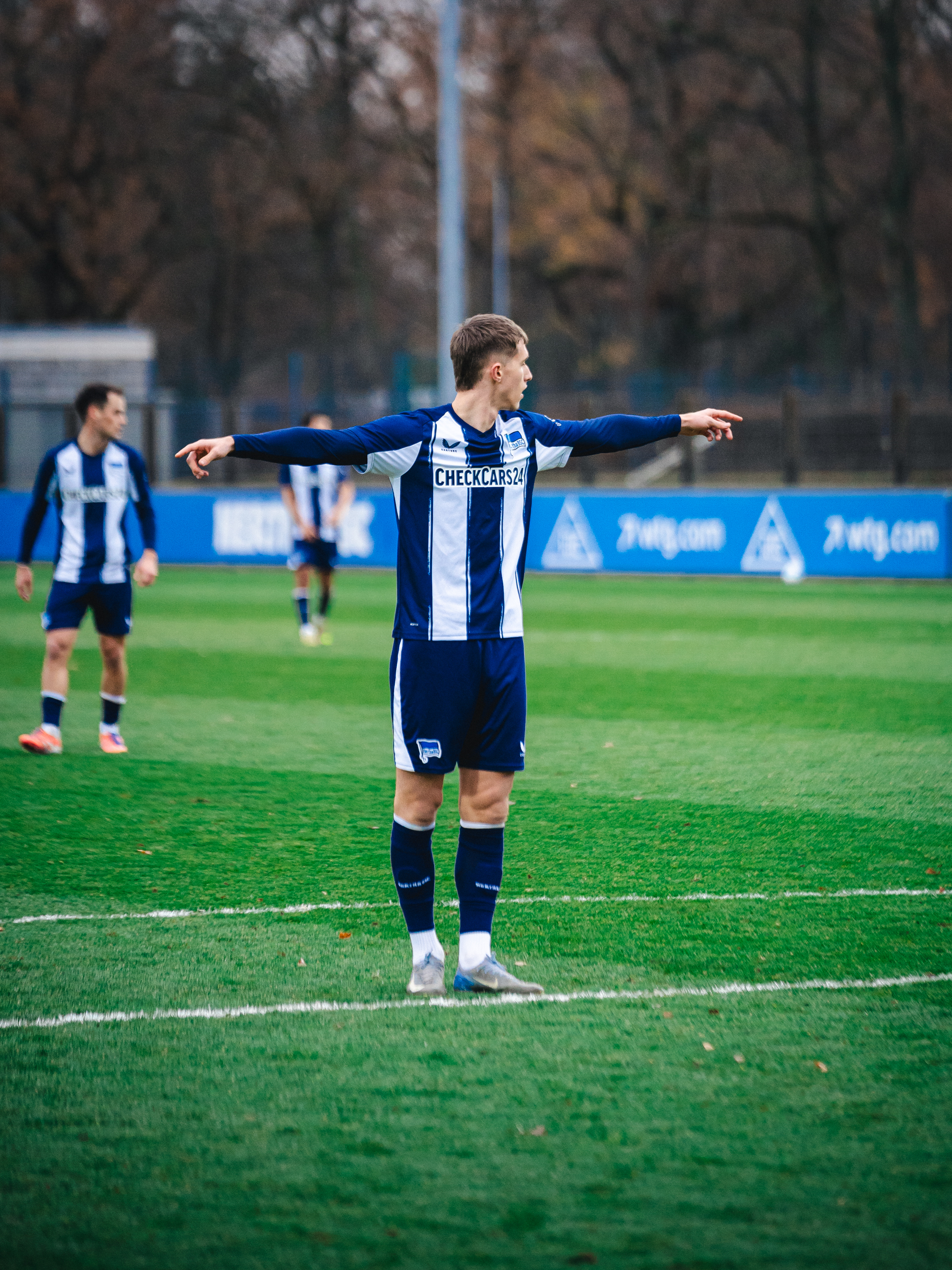 Oliver Rölke breitet seine Arme aus.