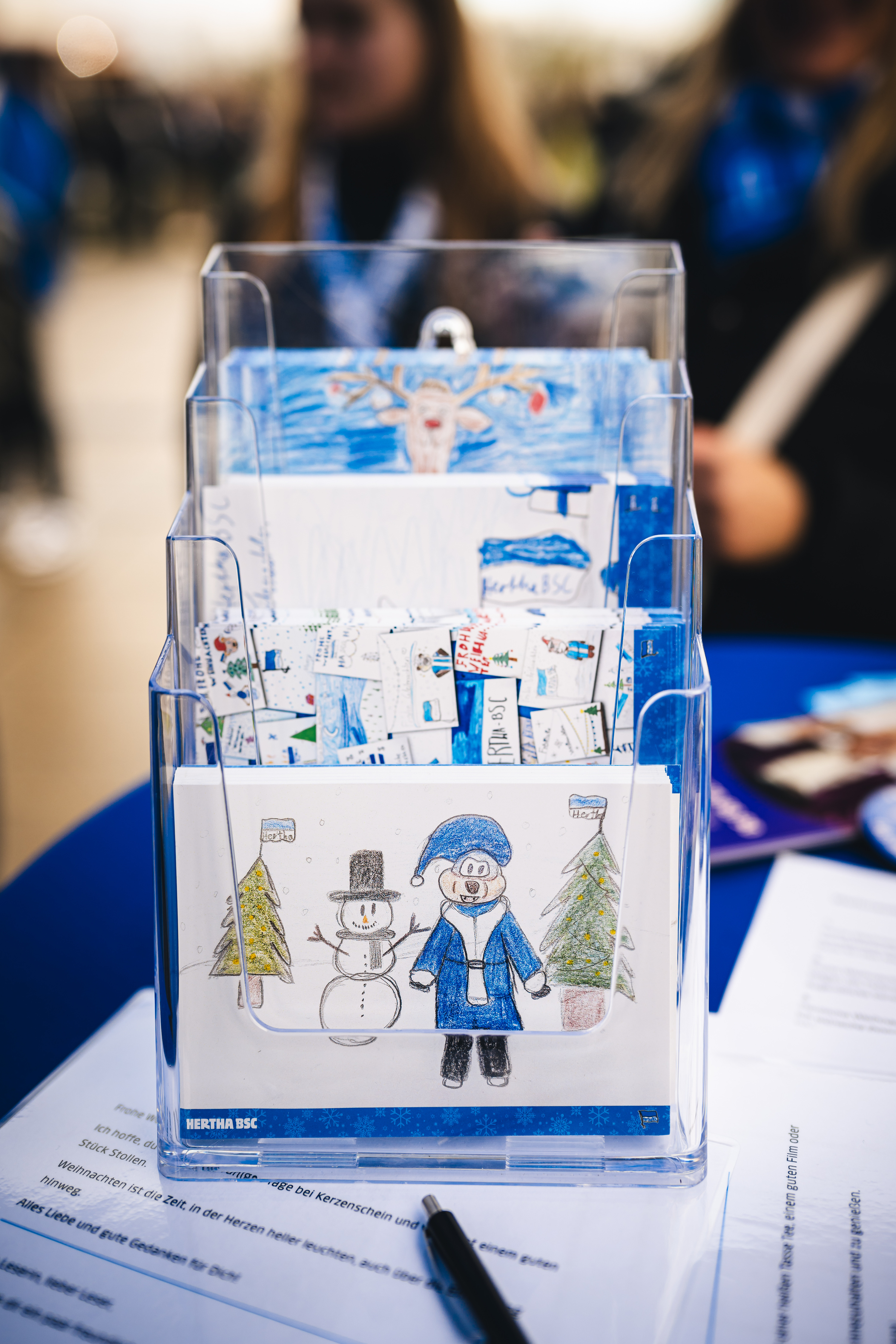 Die von Kindern gemalten Grußkarten für Seniorinnen und Senioren.