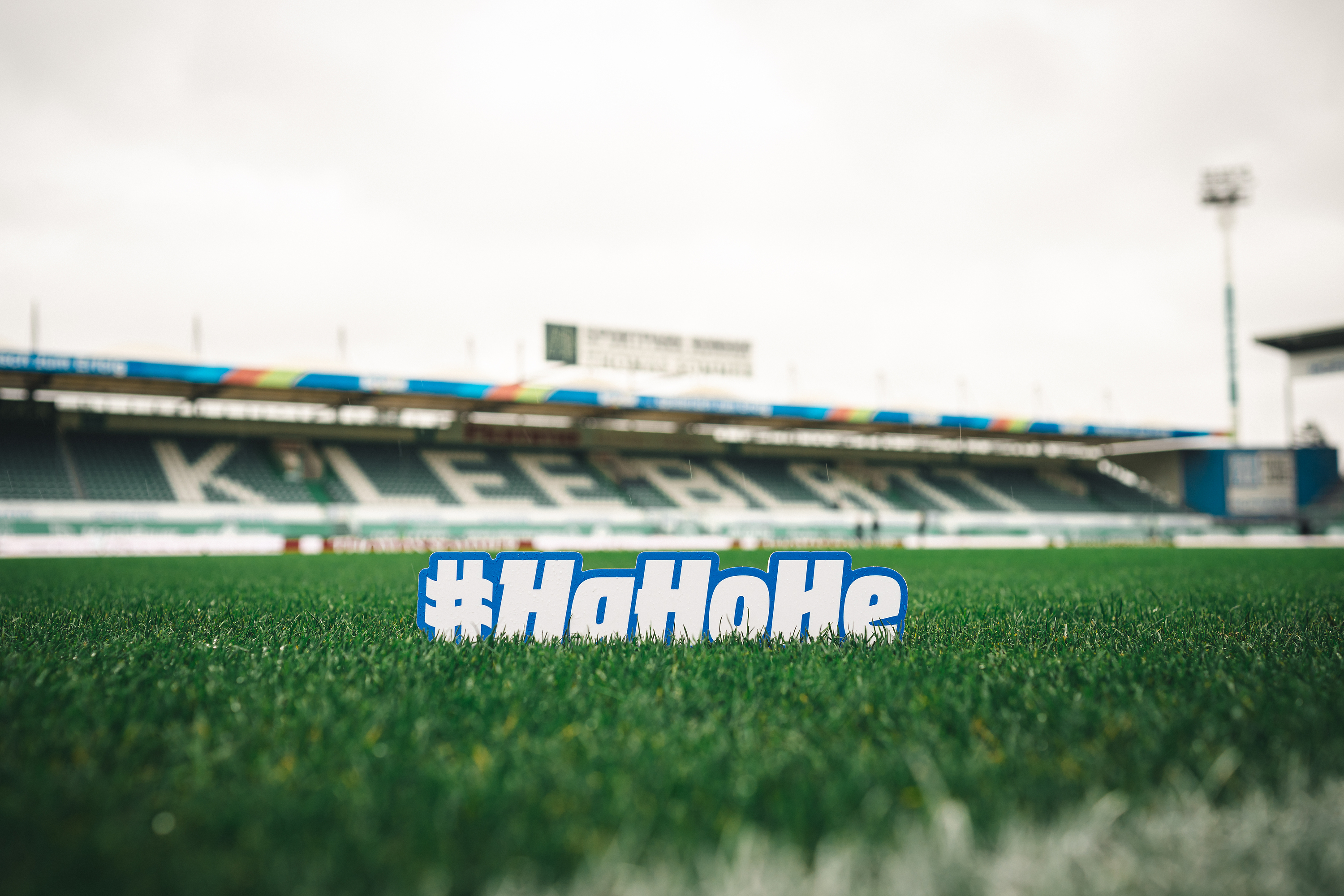 Blick auf ein Schild mit Herthas Schlachtruf im Fürther Ronhof.