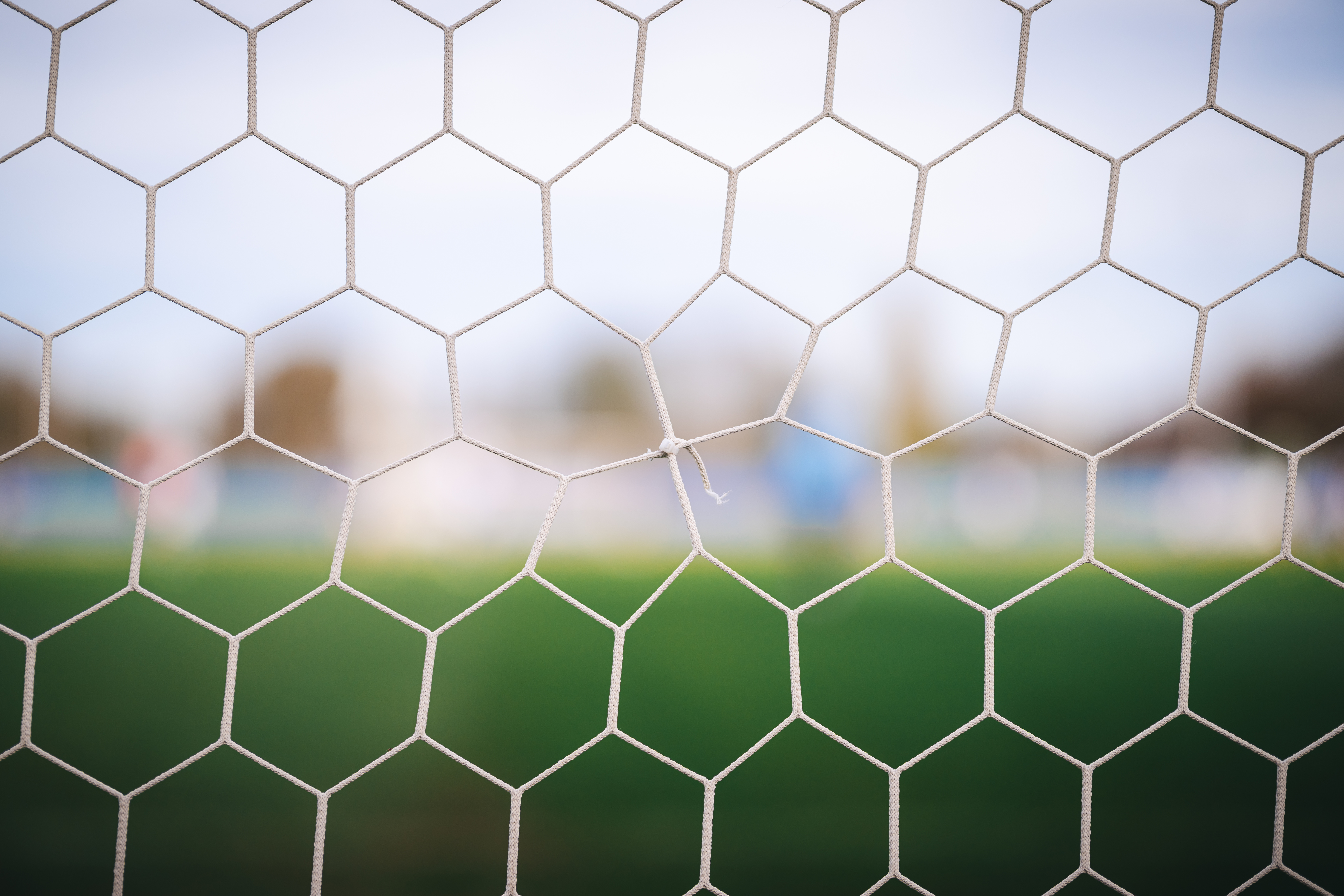 Ein geflicktes Tornetz im Stadion auf dem Wurfplatz/Amateurstadion.