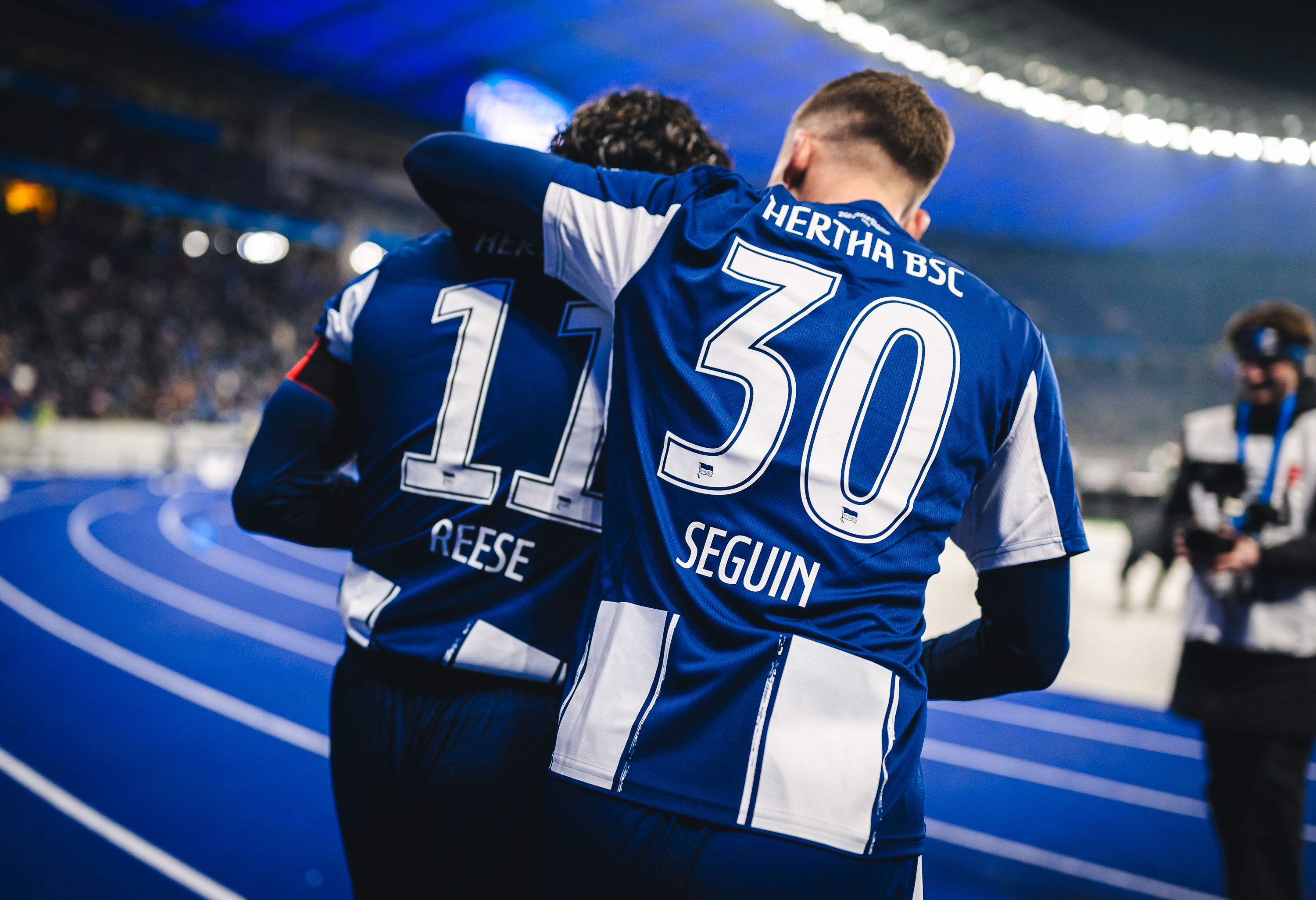 Fabian Reese und Paul Seguin Arm in Arm.