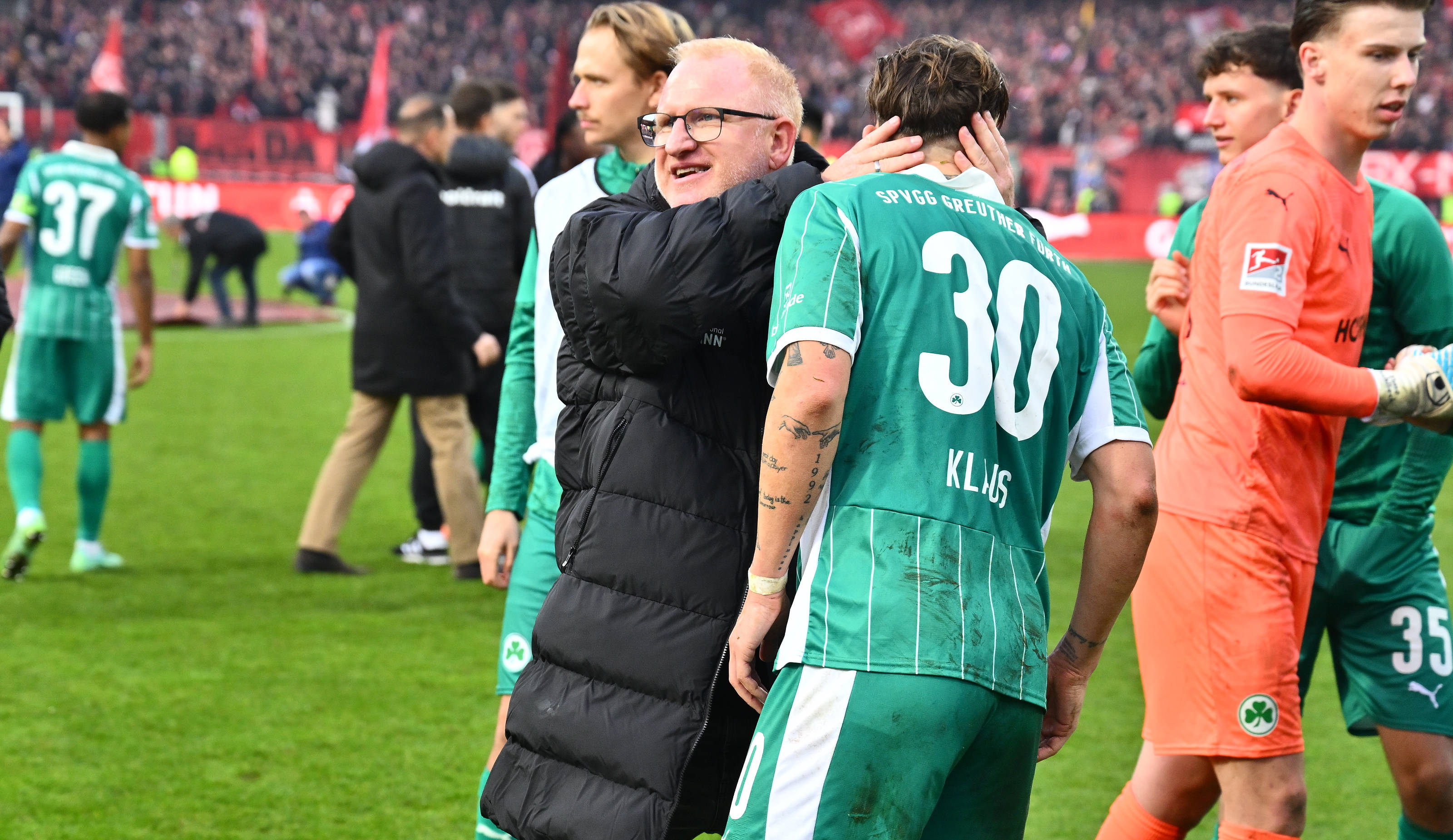 Heiko Vogel herzt Felix Klaus.