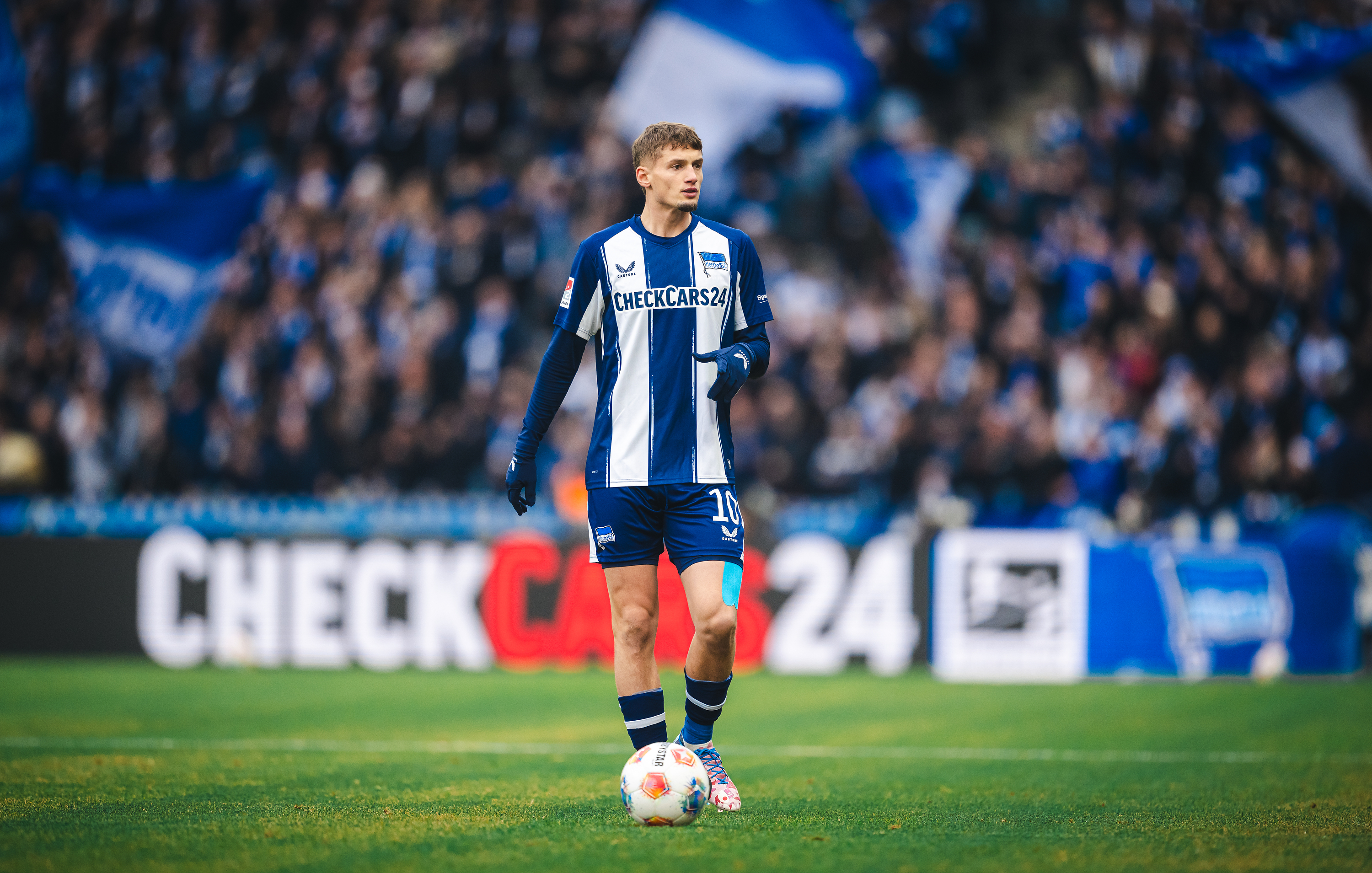 Michaël Cuisance am Ball vor Bandenwerbung.