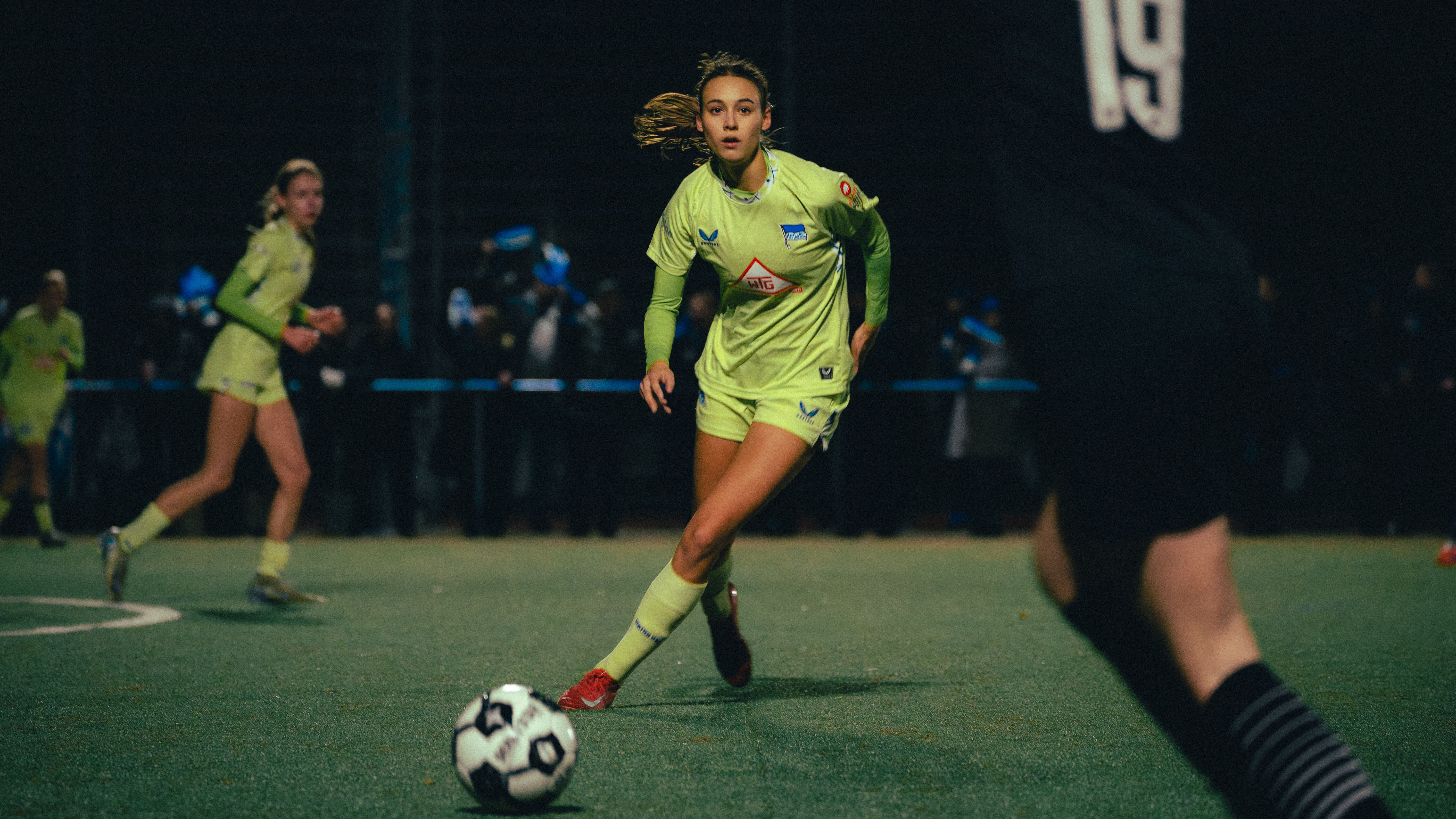 Lotte Reimold am Ball.