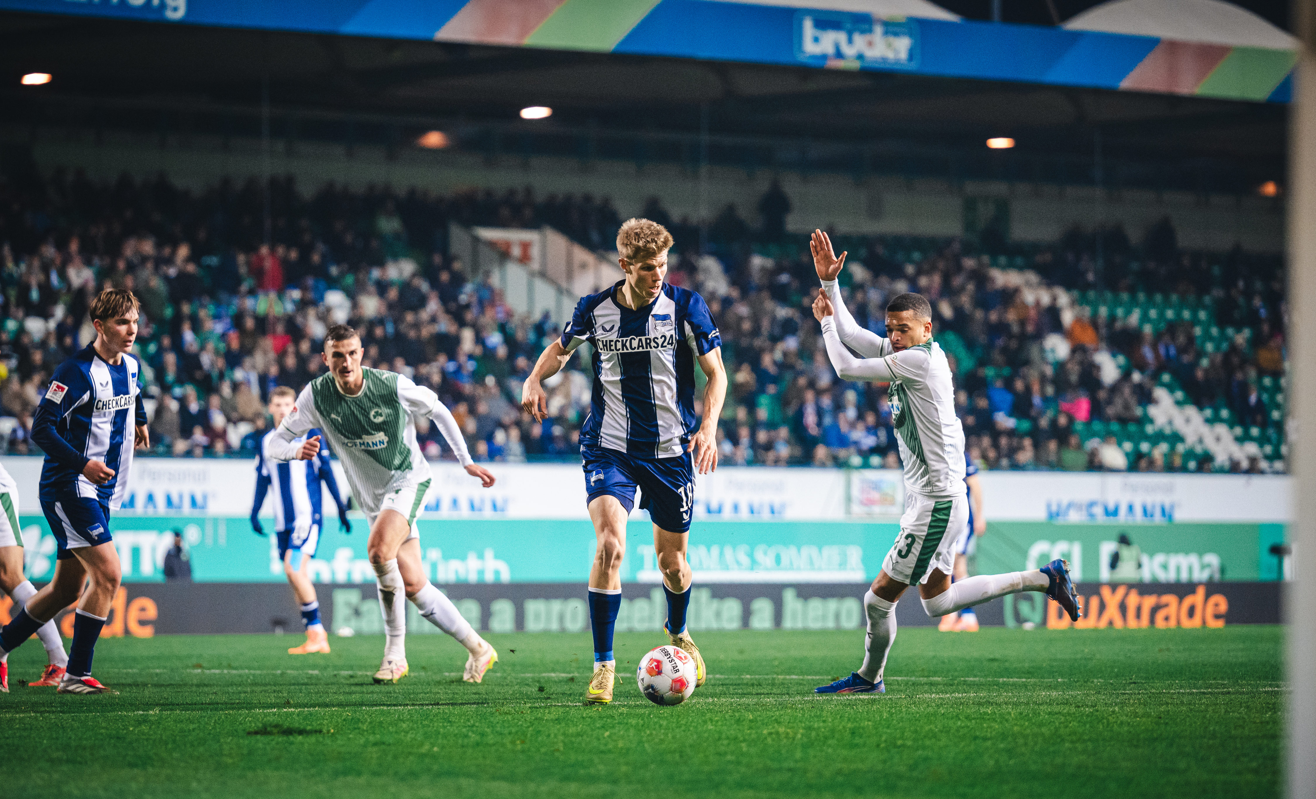 Luca Schuler führt den Ball.