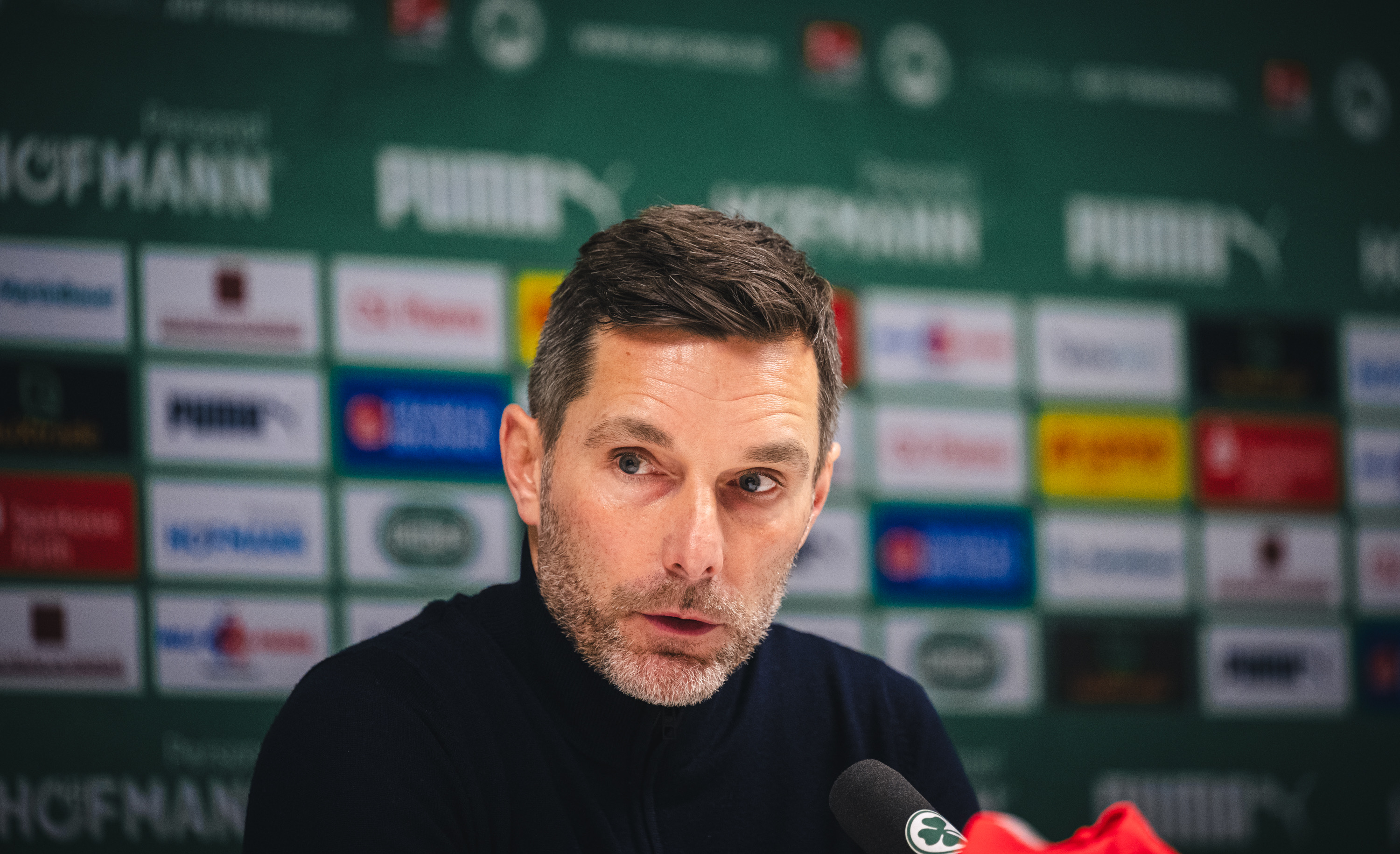 Stefan Leitl auf dem Podium bei der Pressekonferenz.