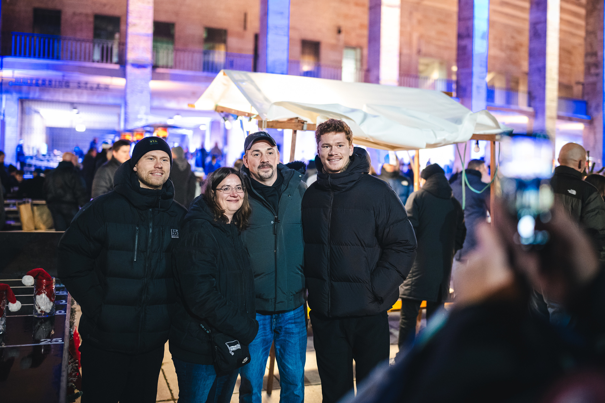 Seb Grønning und Jón Dagur Thorsteinsson beim Ostkurven Weihnachtsmarkt.