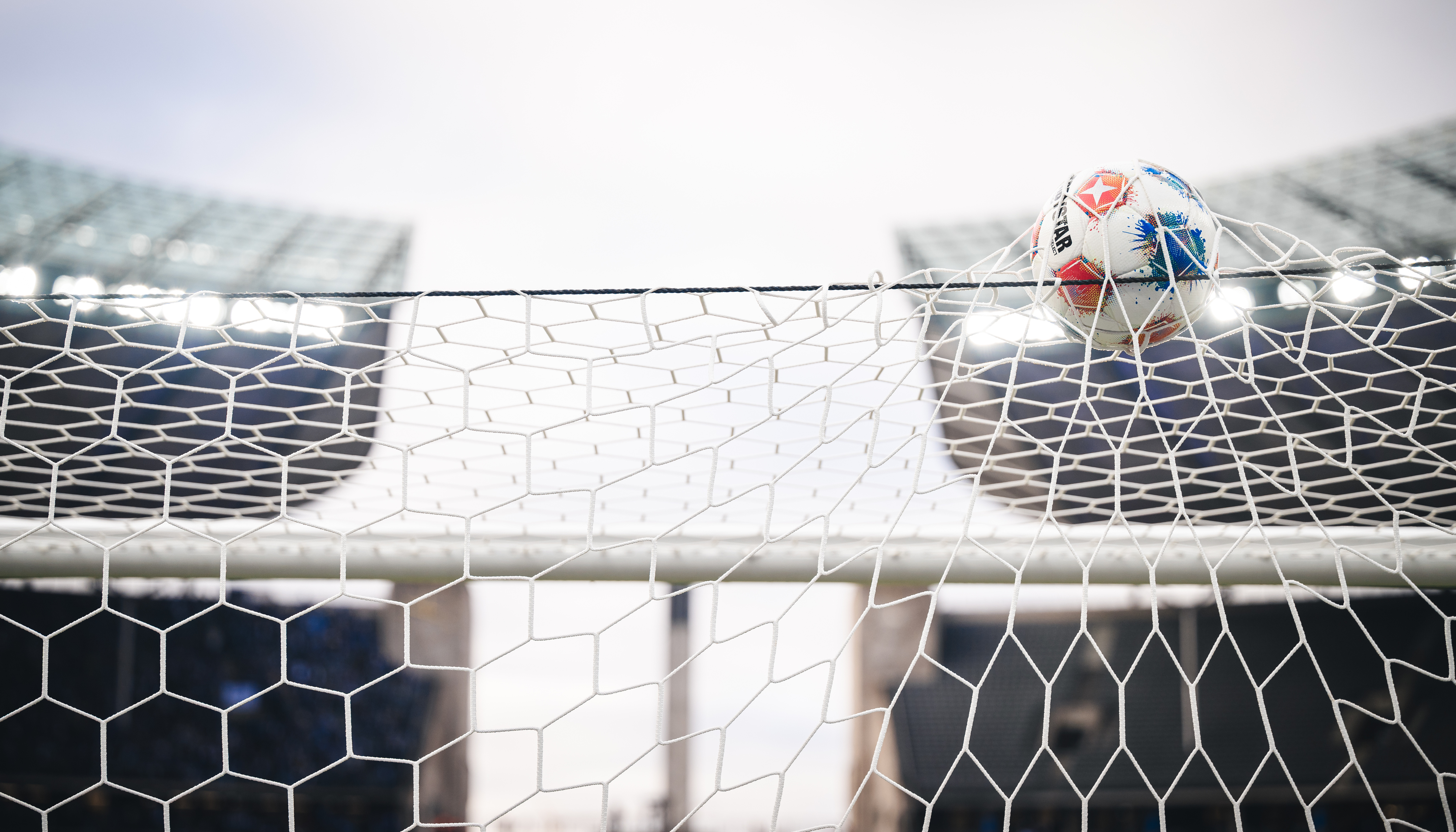 Im Olympiastadion liegt ein Ball auf dem Tornetz.