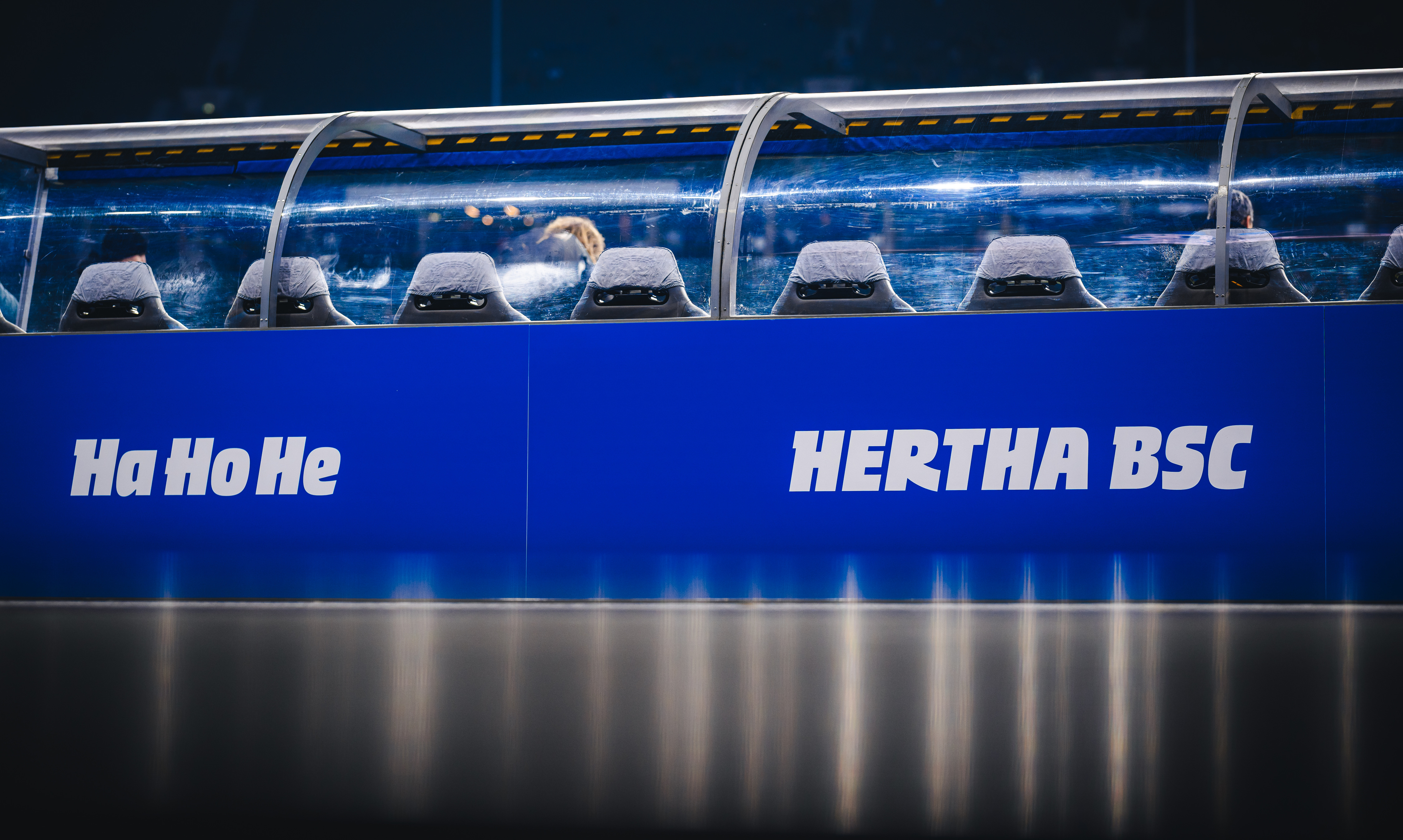 Die Ersatzbank im Olympiastadion.