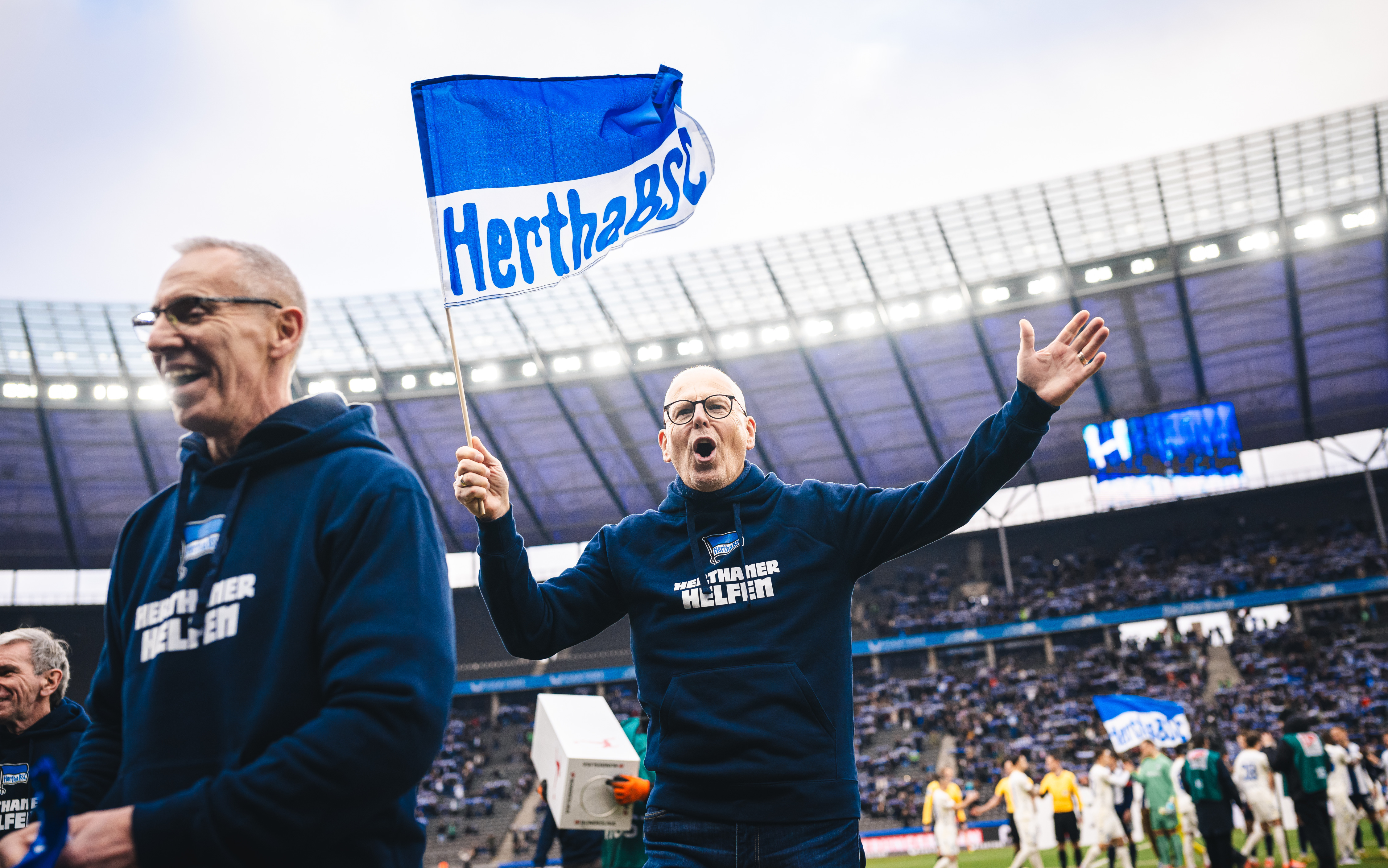 Ältere Herthaner auf dem Rasen des Olympiastadions.