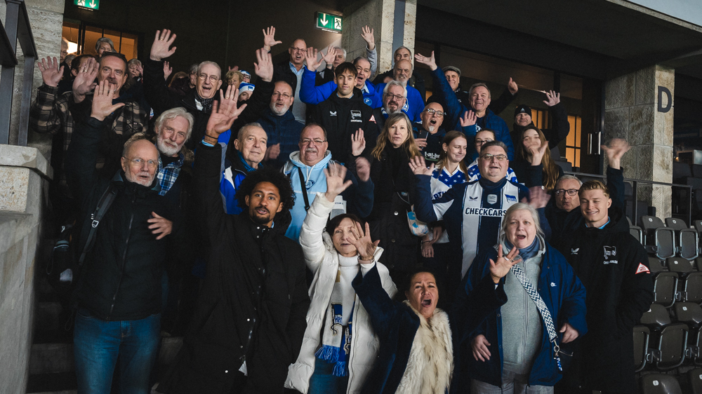 Die Teilnehmerinnen und Teilnehmer des Bingo-Abends posieren zum Gruppenfoto.