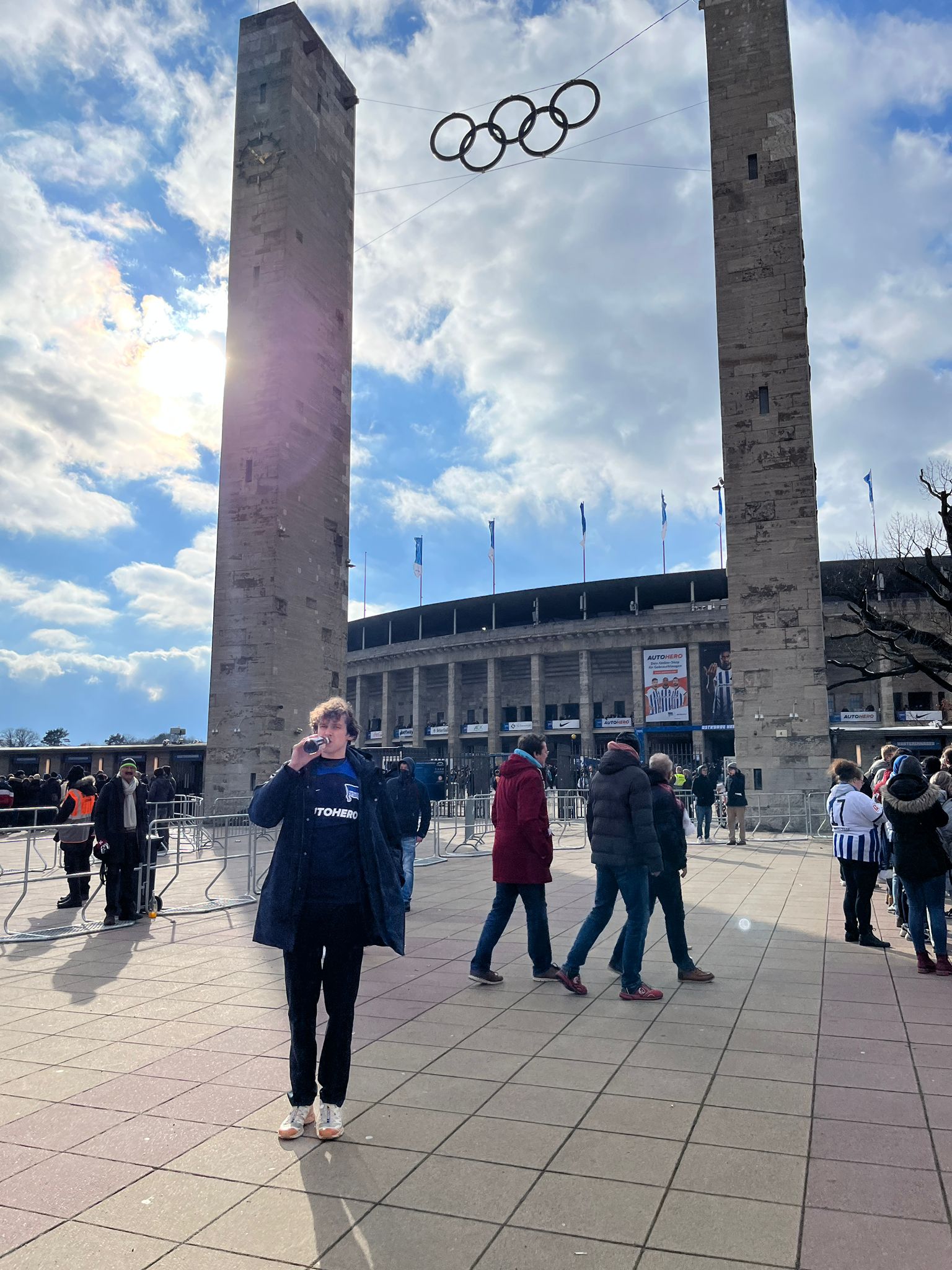Sam Vandenabeele posiert vor dem Olympiastadion.