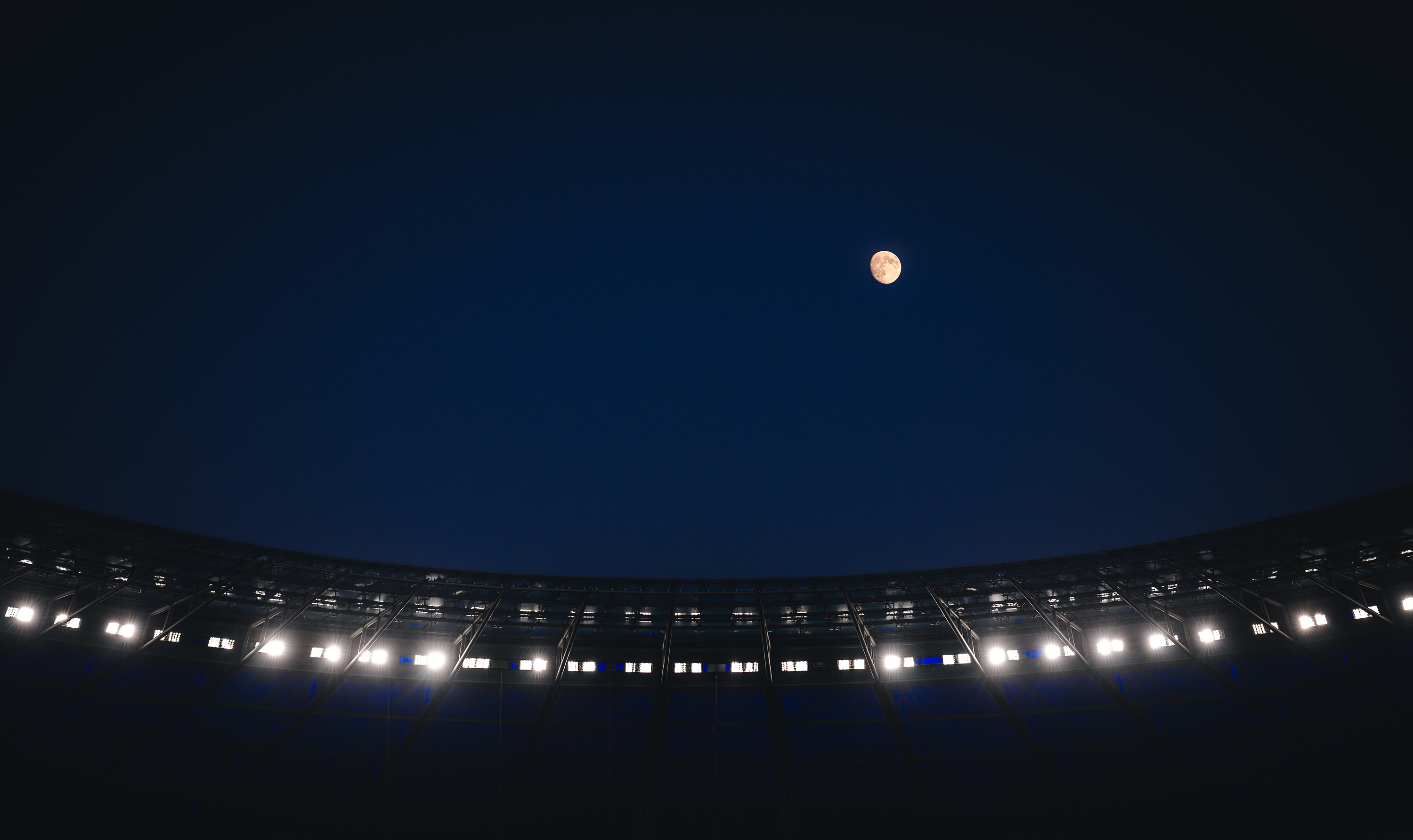 Der Mond über dem Dach des Olympiastadions.