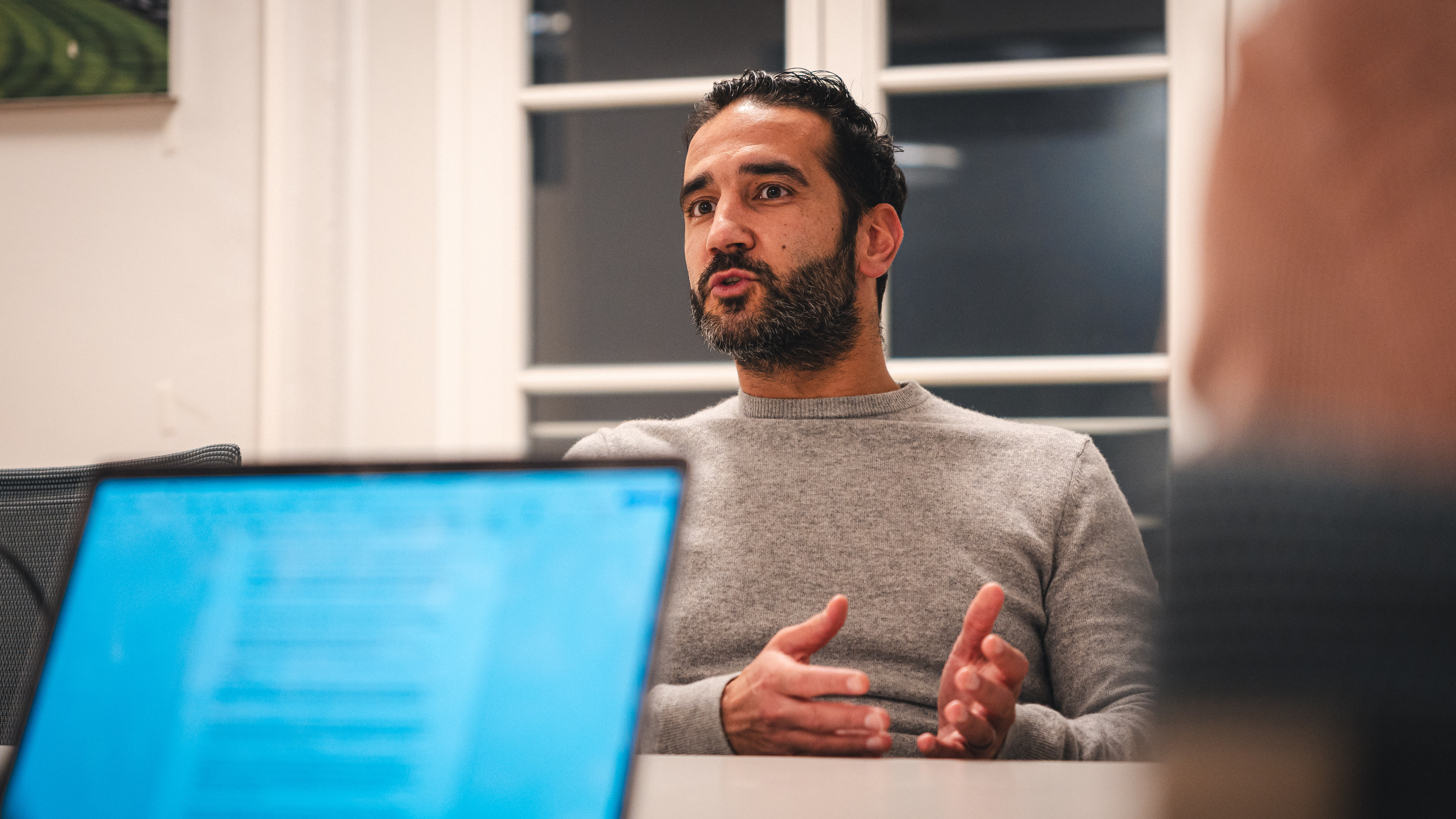 Sasan Gouhari im Gespräch.