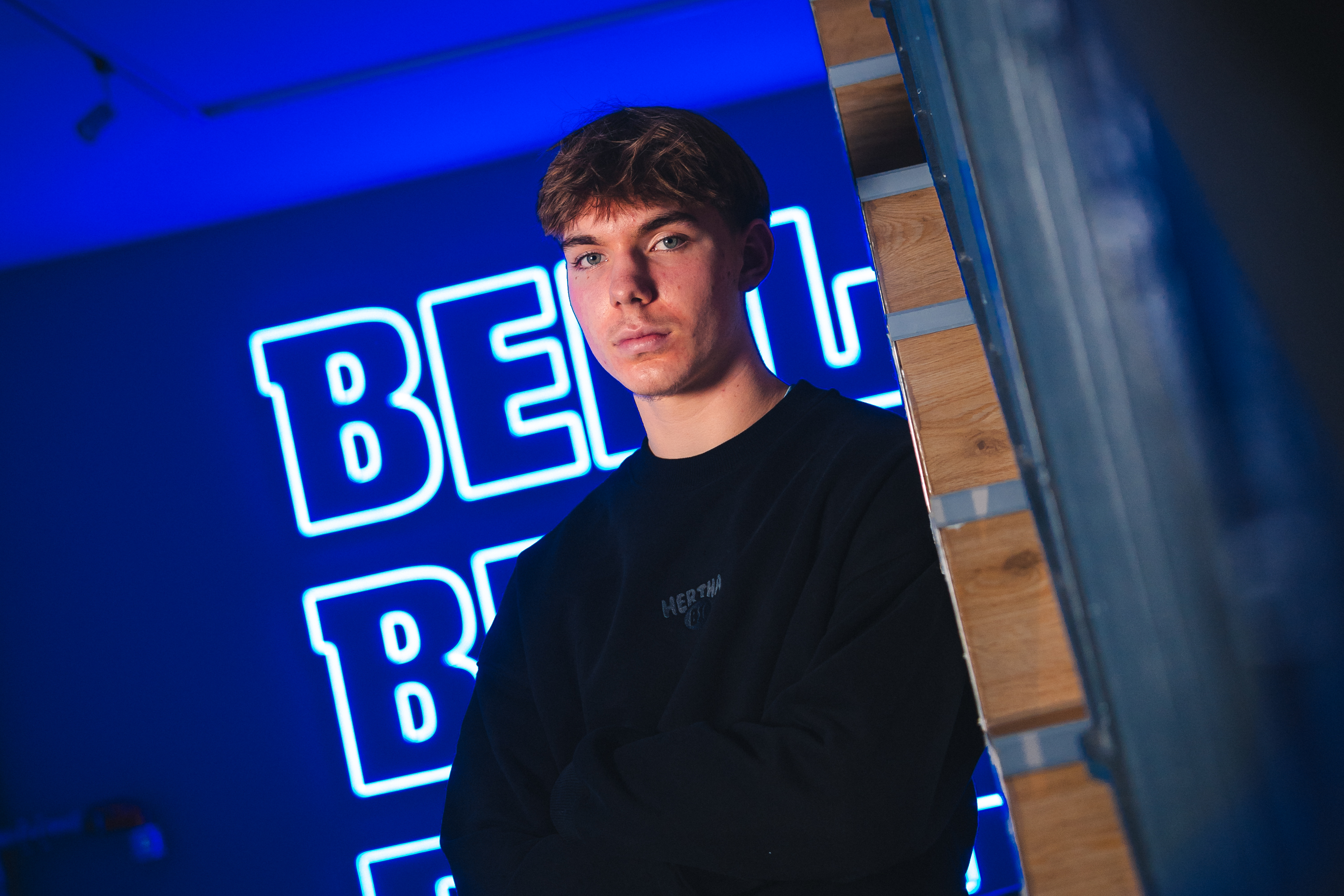 Kennet Eichhorn lehnt an einer Wand.