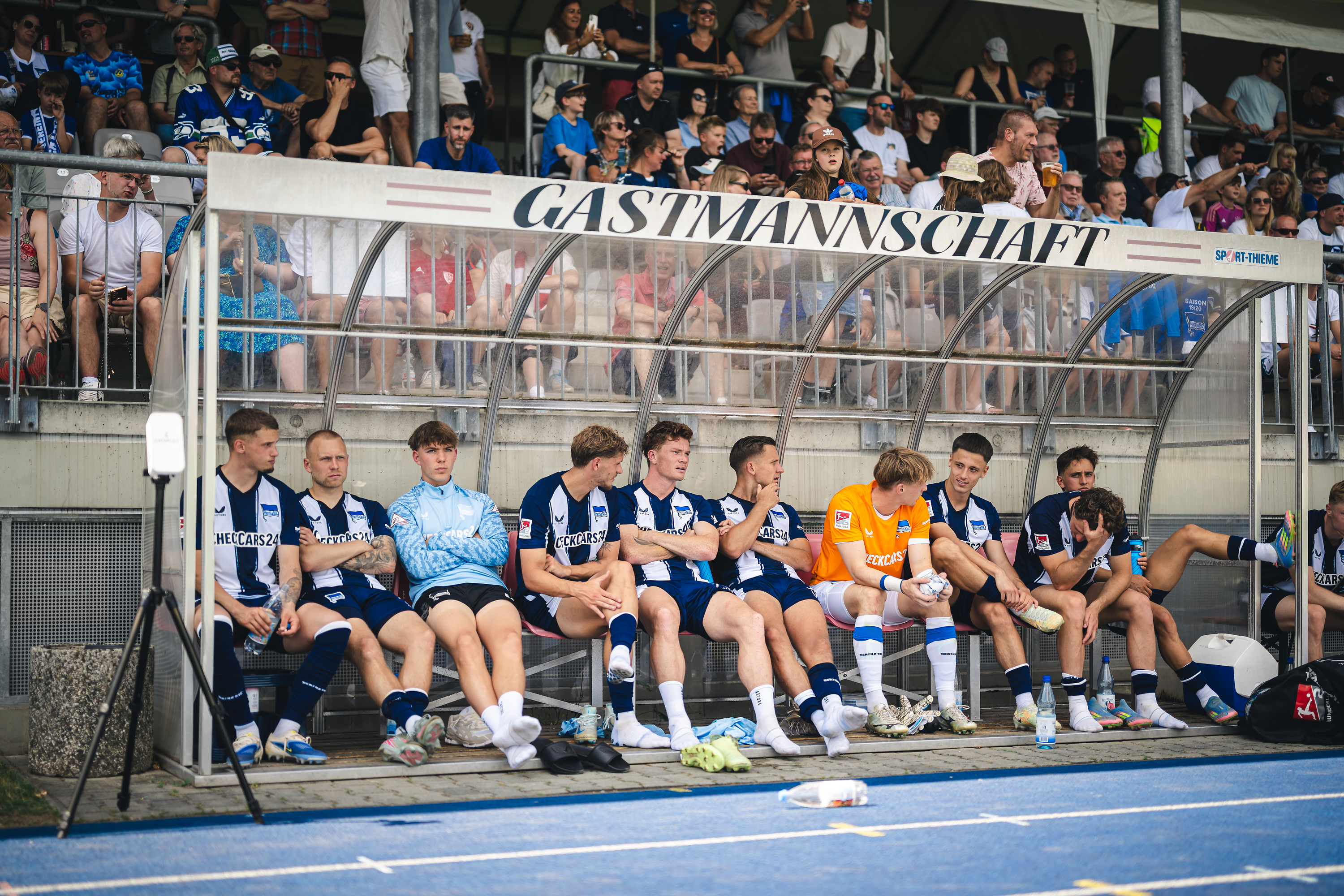 Unsere Spieler sitzen beim Testspiel in Ludwigsfelde auf der Bank.
