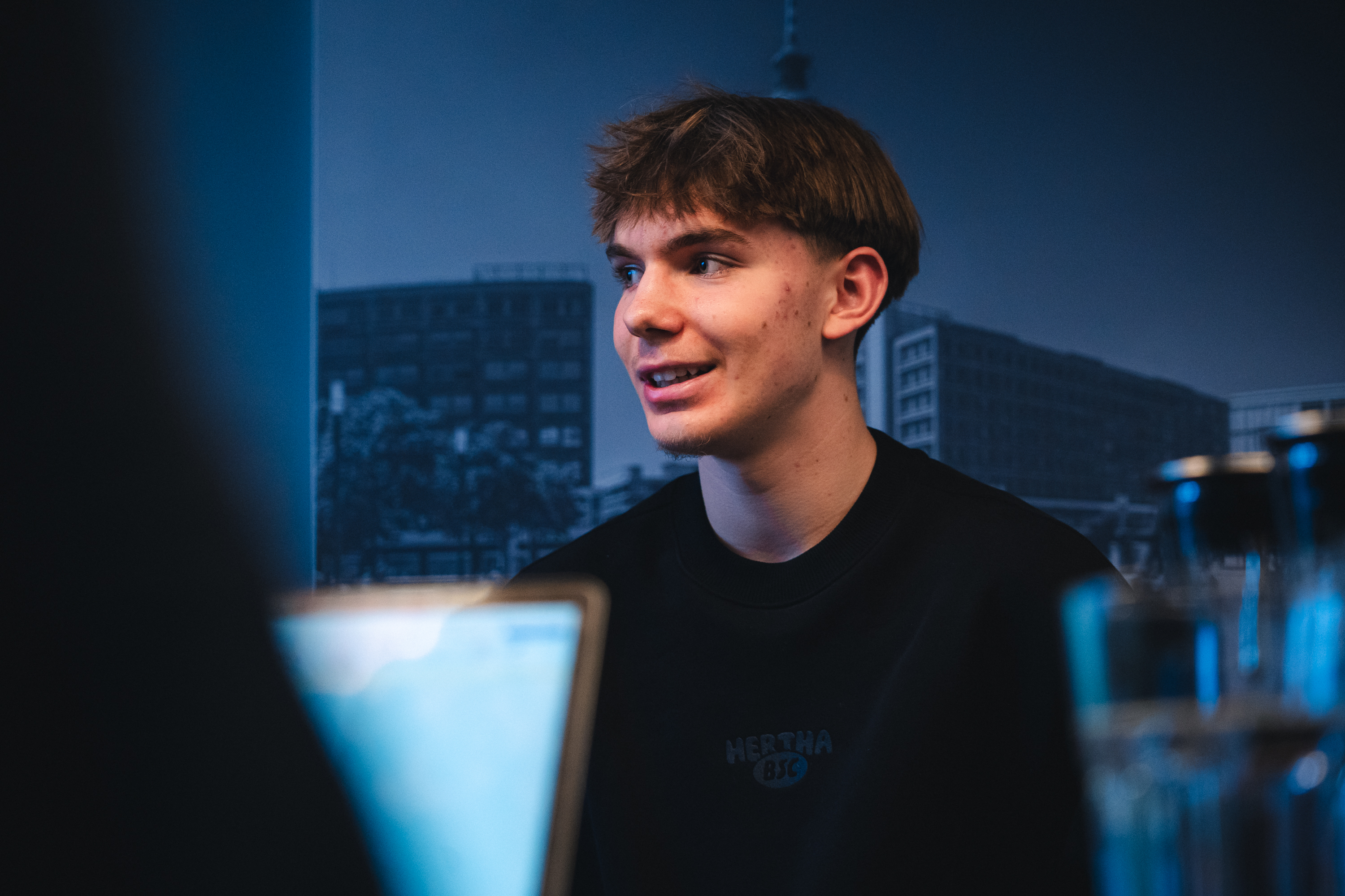 Kennet Eichhorn lächelt im Gespräch.