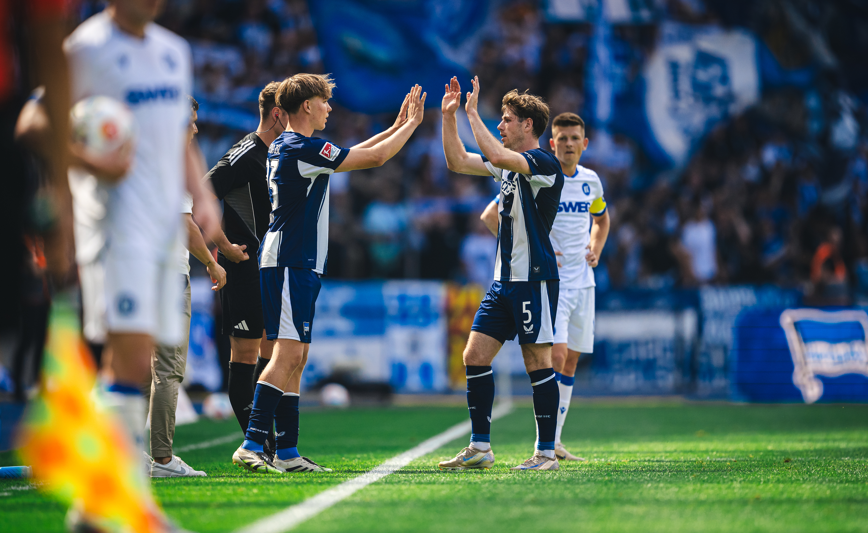Kennet Eichhorn klatscht vor seiner Einwechslung mit Leon Jensen ab.