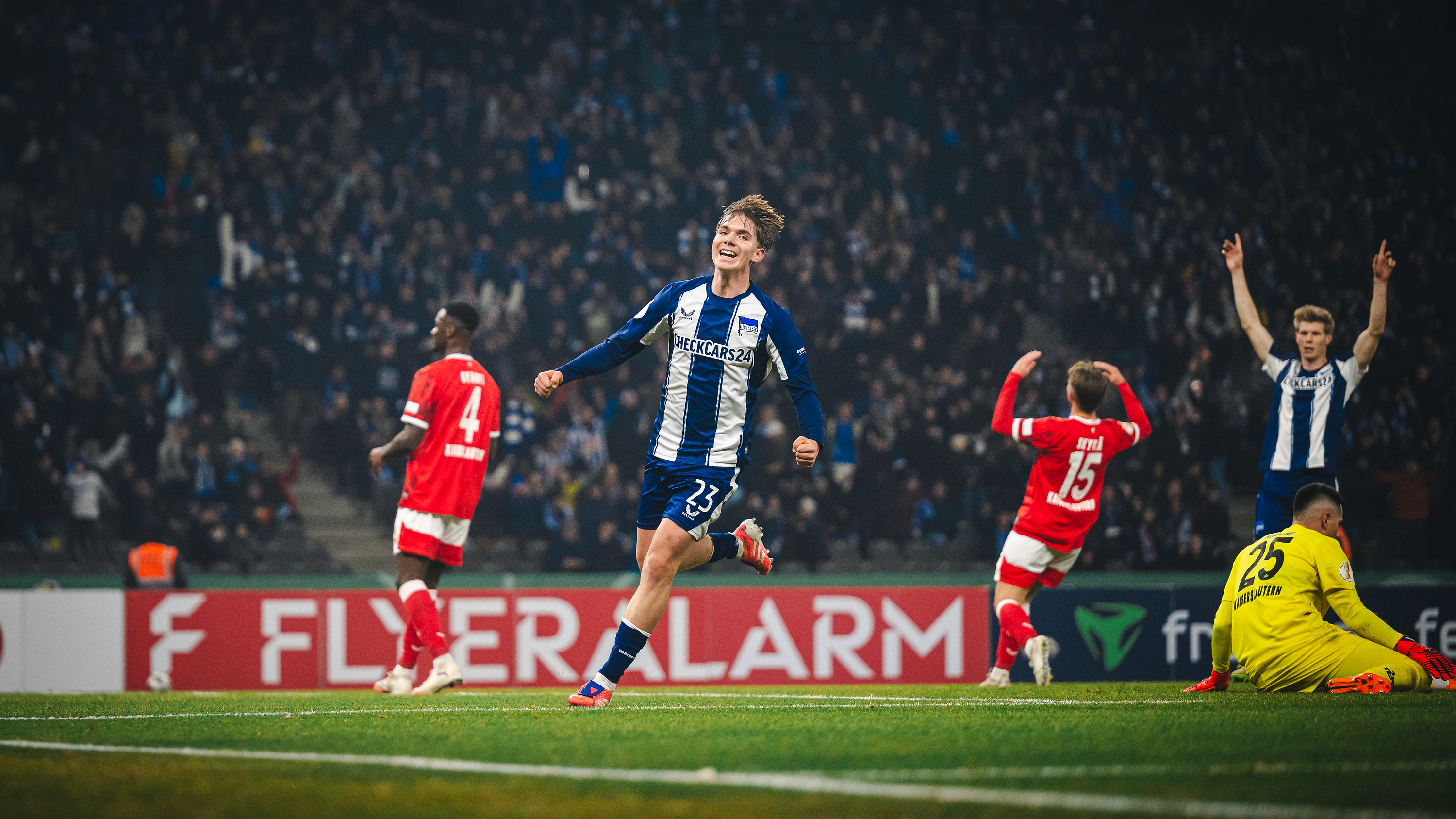 Kennet Eichhorn bejubelt seinen Premierentreffer.