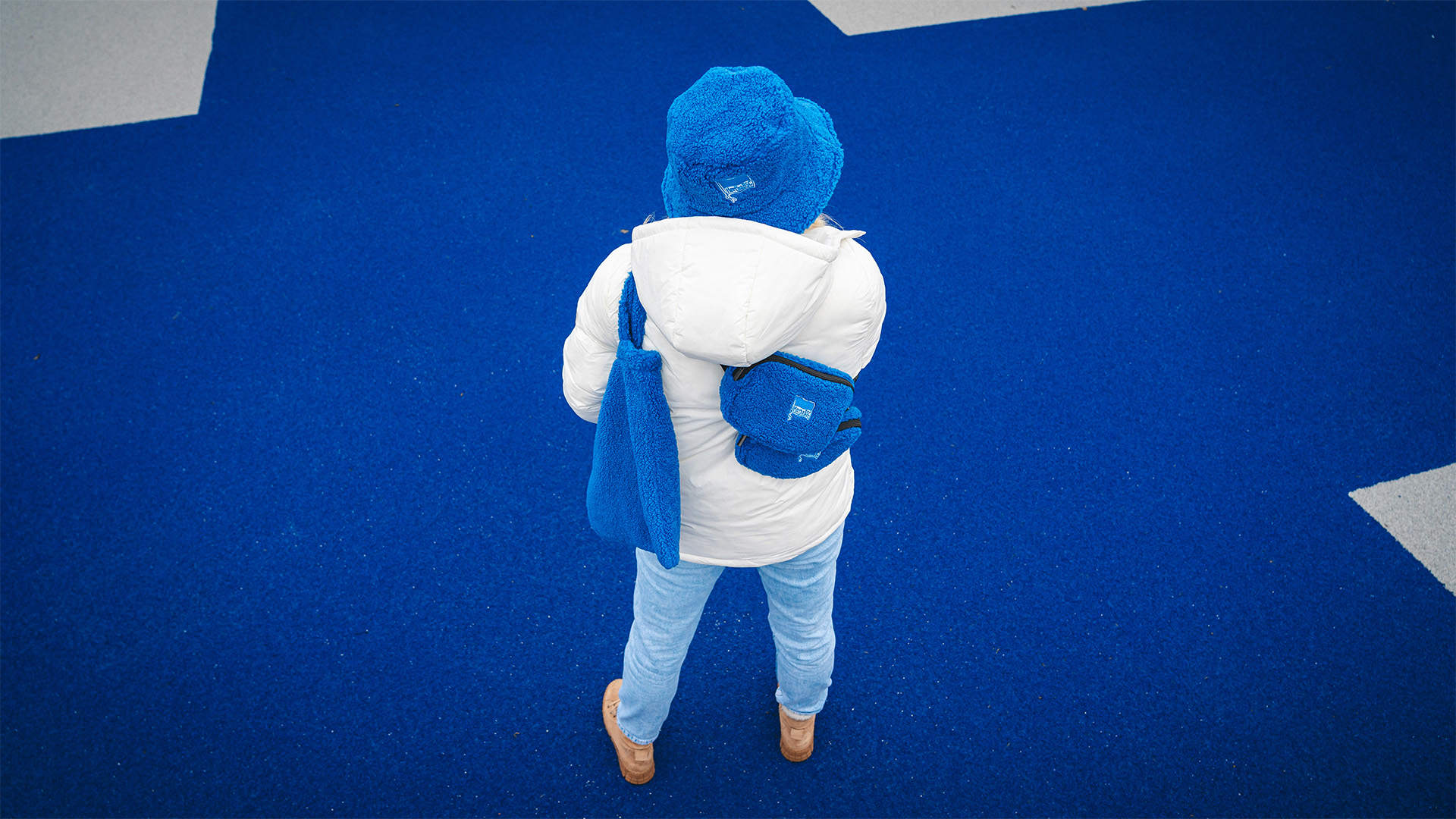 Fischerhut, Beutel und Bauchtausche.