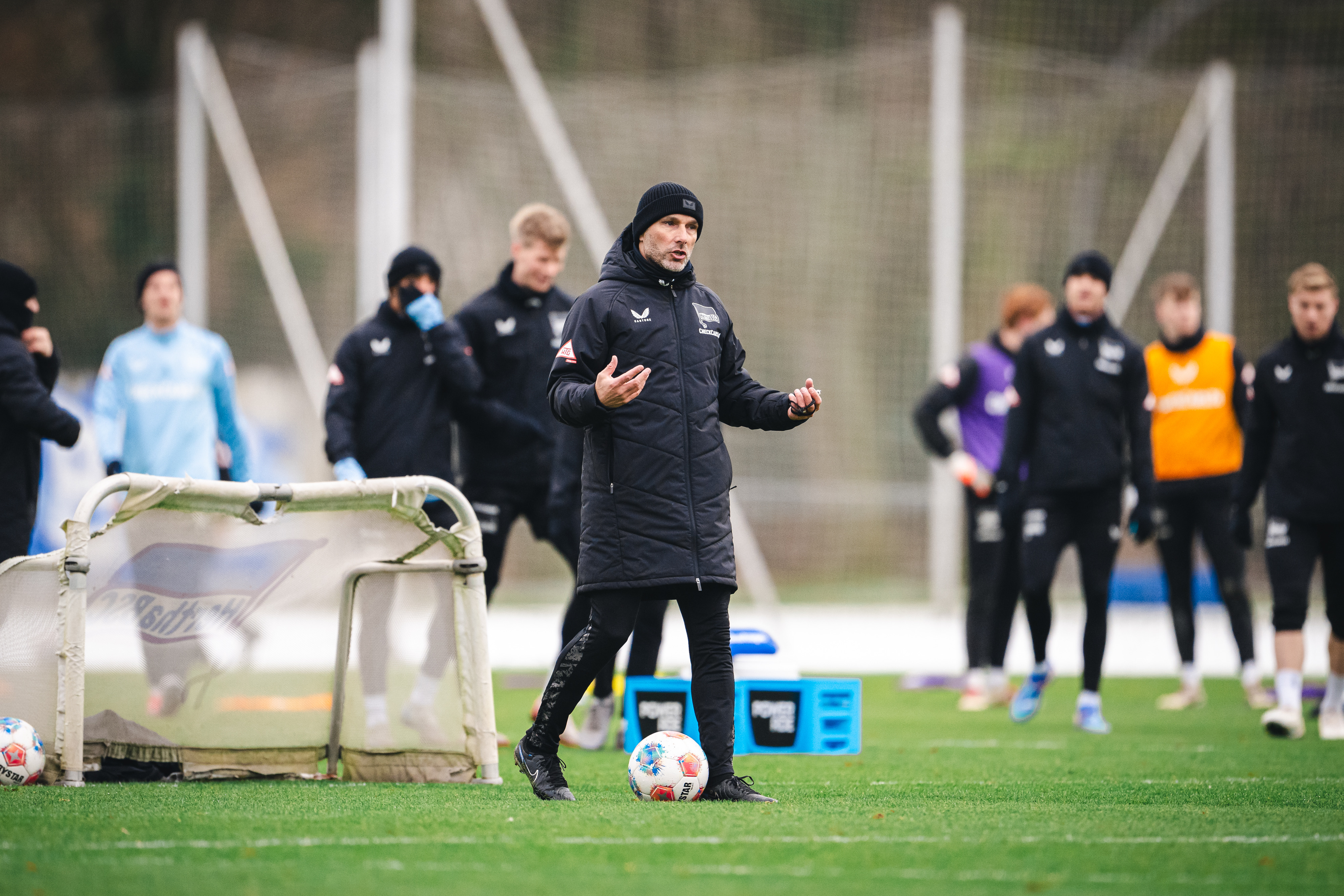 Stefan Leitl spricht auf dem Trainingsplatz zu seinen Spielern.