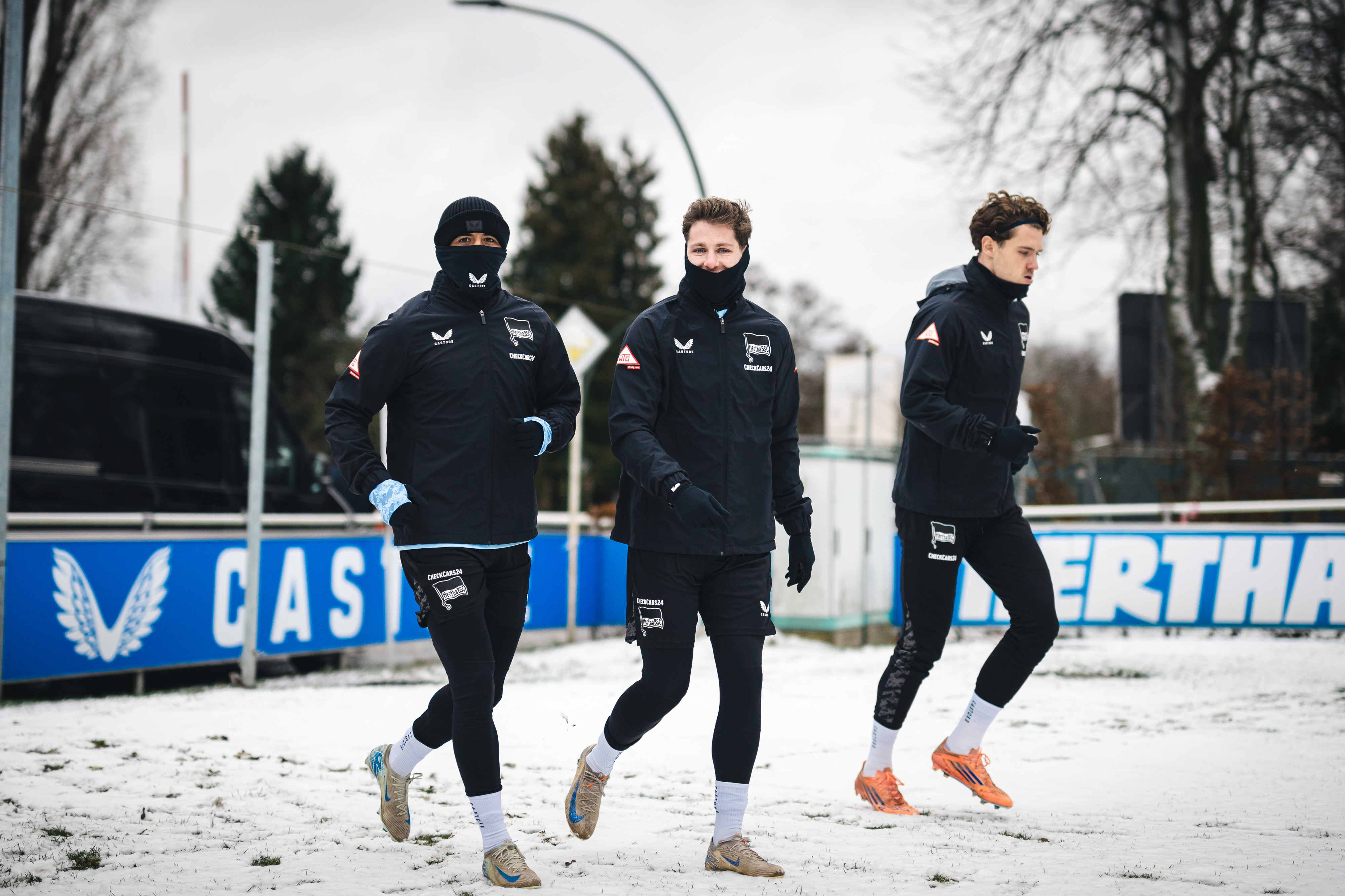 Kevin Sessa, Leon Jensen und Linus Gechter betreten den Trainingsplatz.
