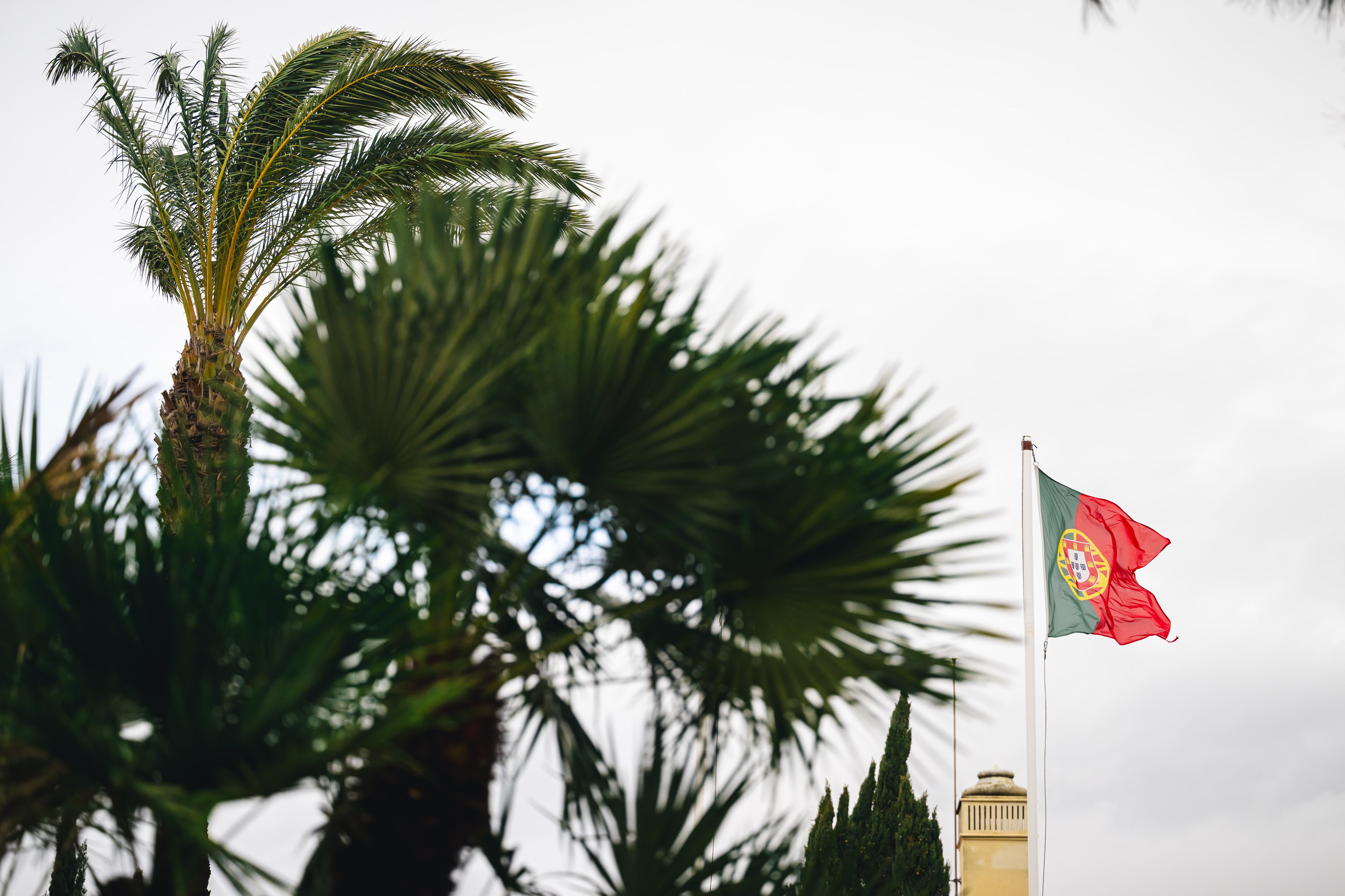 Am Hotel weht eine Portugal-Fahne.