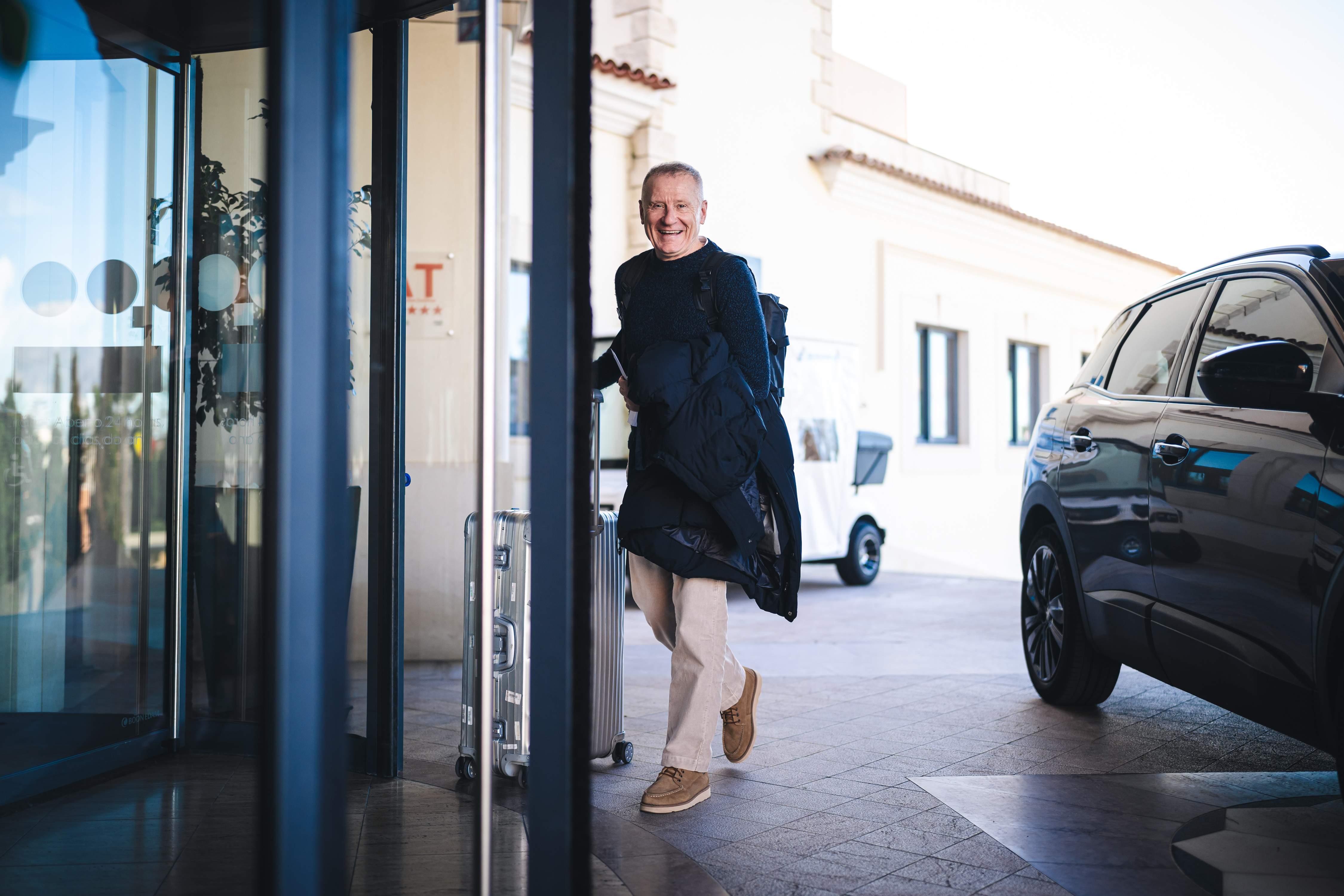 Dr. Peter Görlich kommt im Teamhotel an.