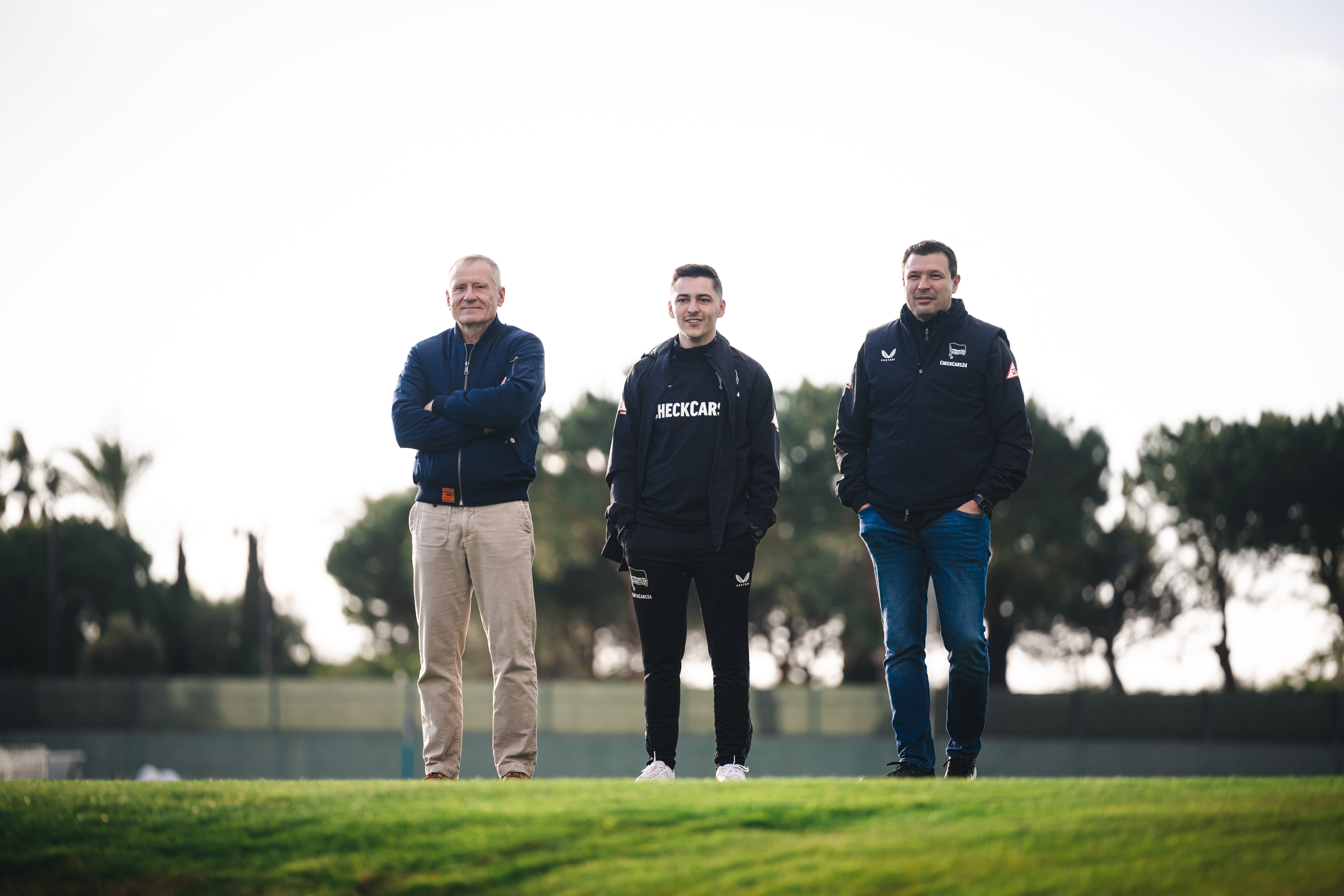 Dr. Peter Görlich, Maximilian Fürst und Benjamin Weber schauen beim Training zu.