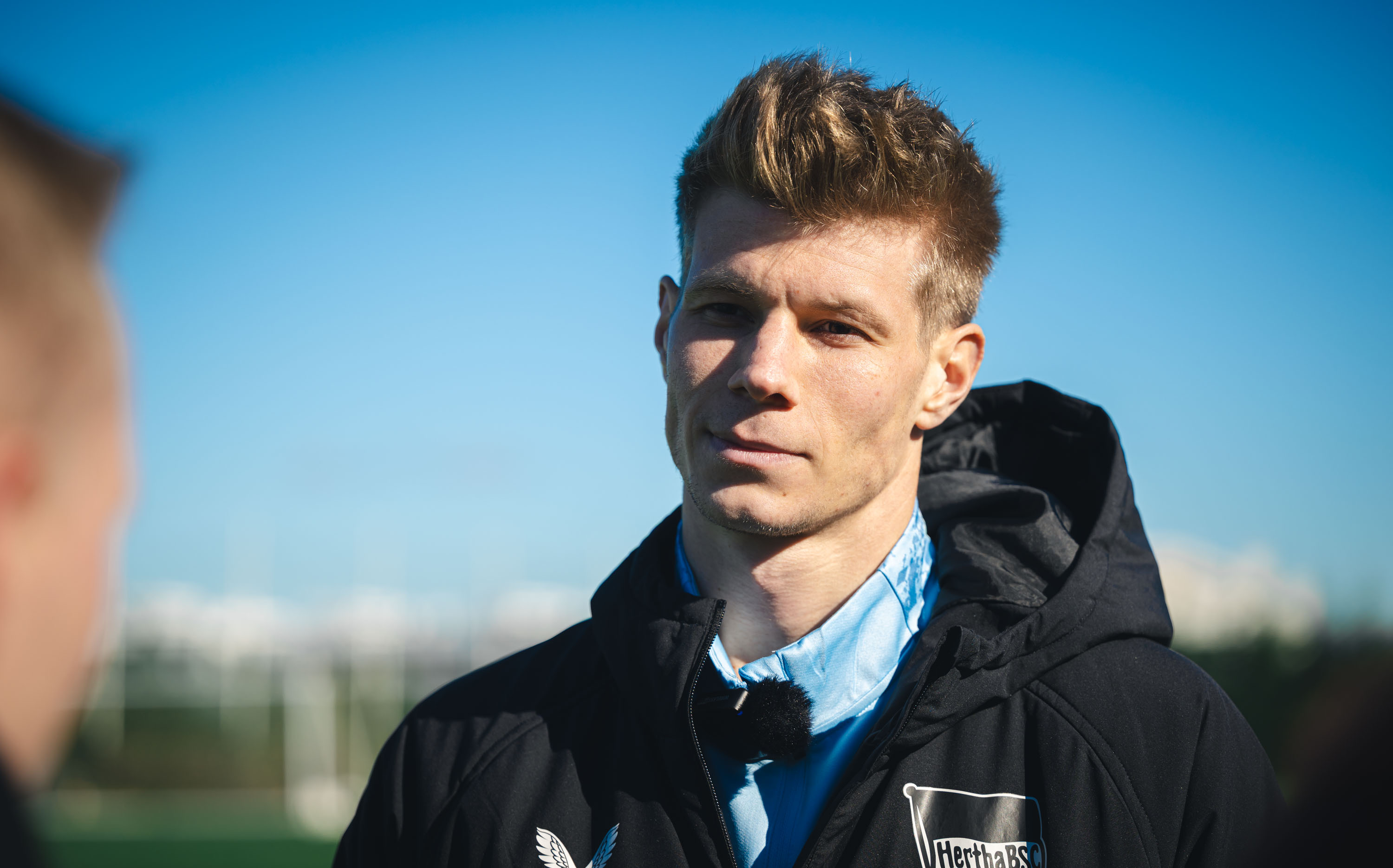 Luca Schuler in einer Medienrunde im Trainingslager in Portugal.