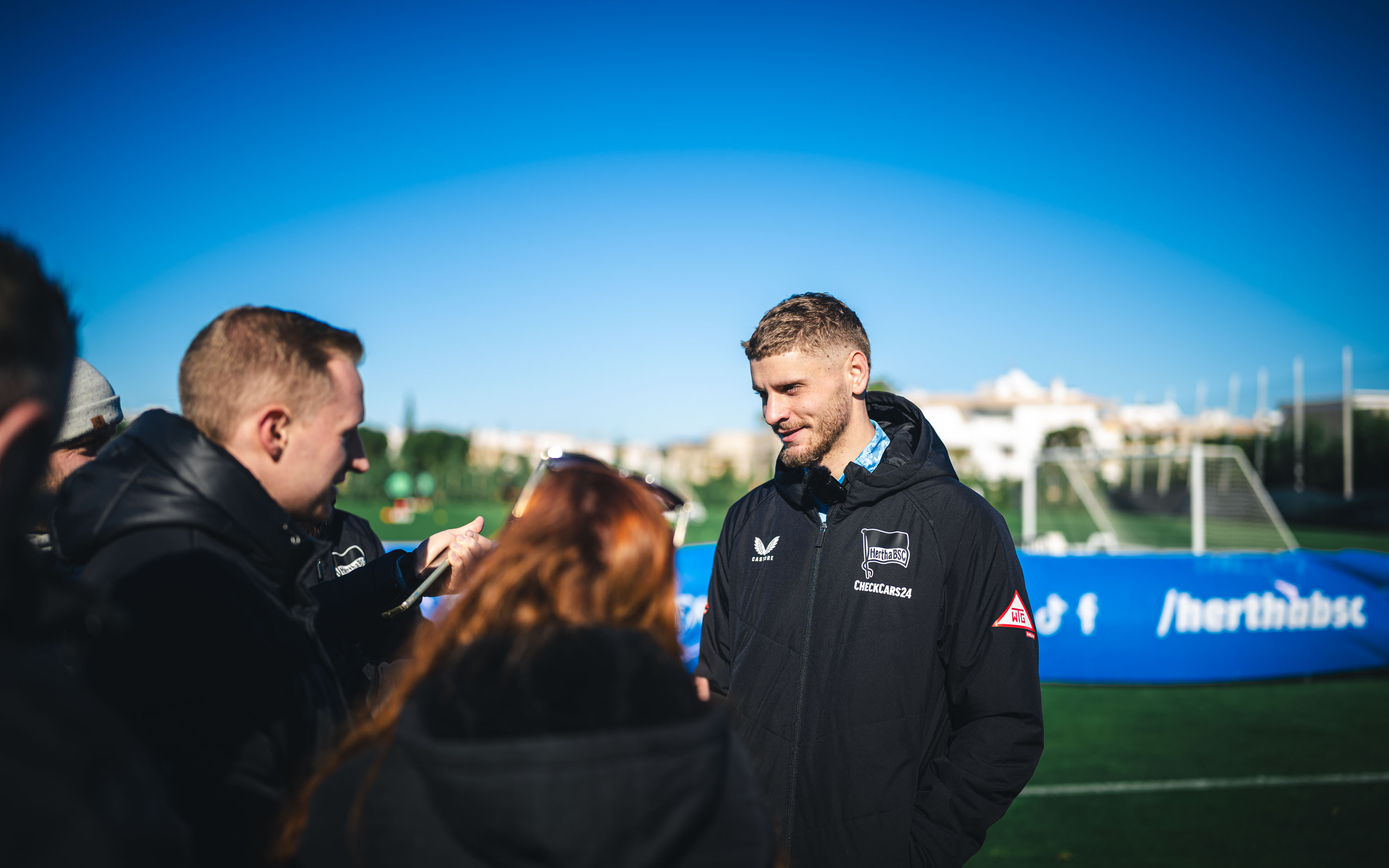 Márton Dárdai in einer Medienrunde in Lagos.