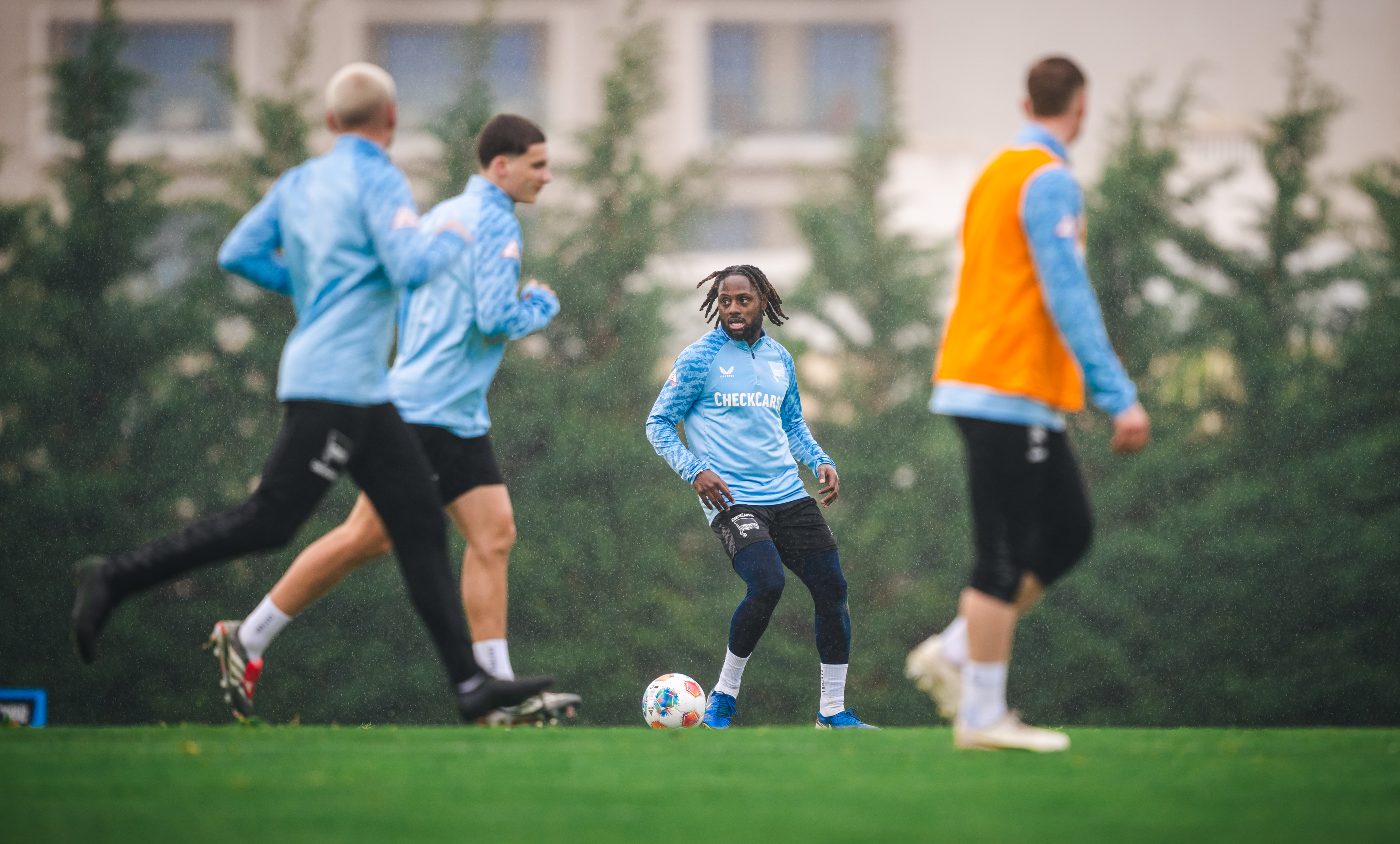 Deyovaisio Zeefuik am Ball.