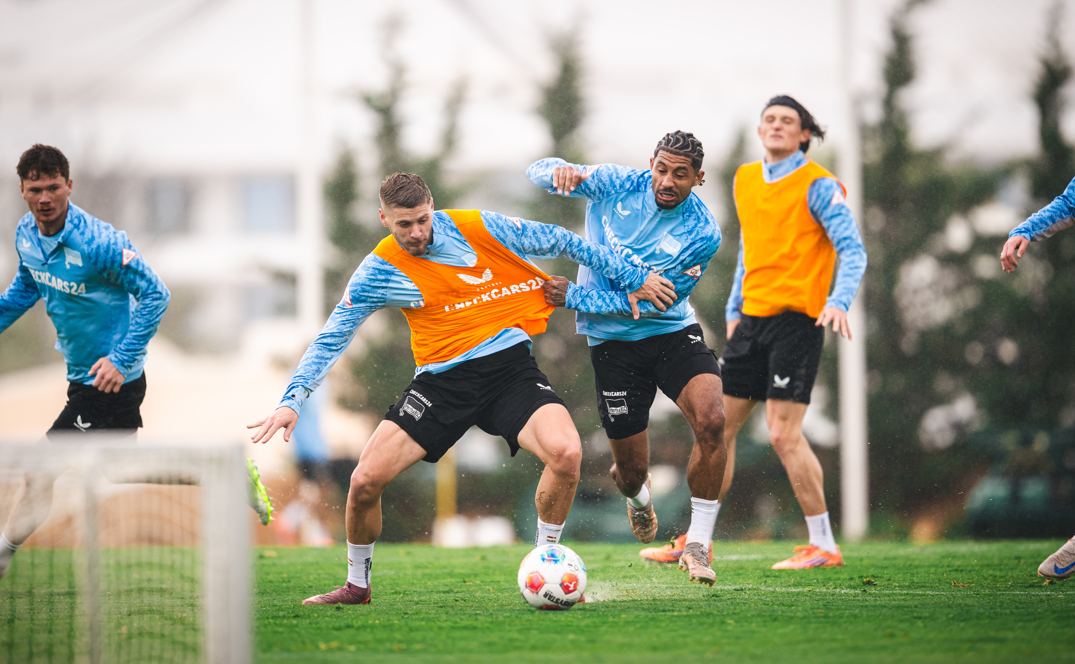 Márton Dárdai und Jeremy Dudziak im Zweikampf.