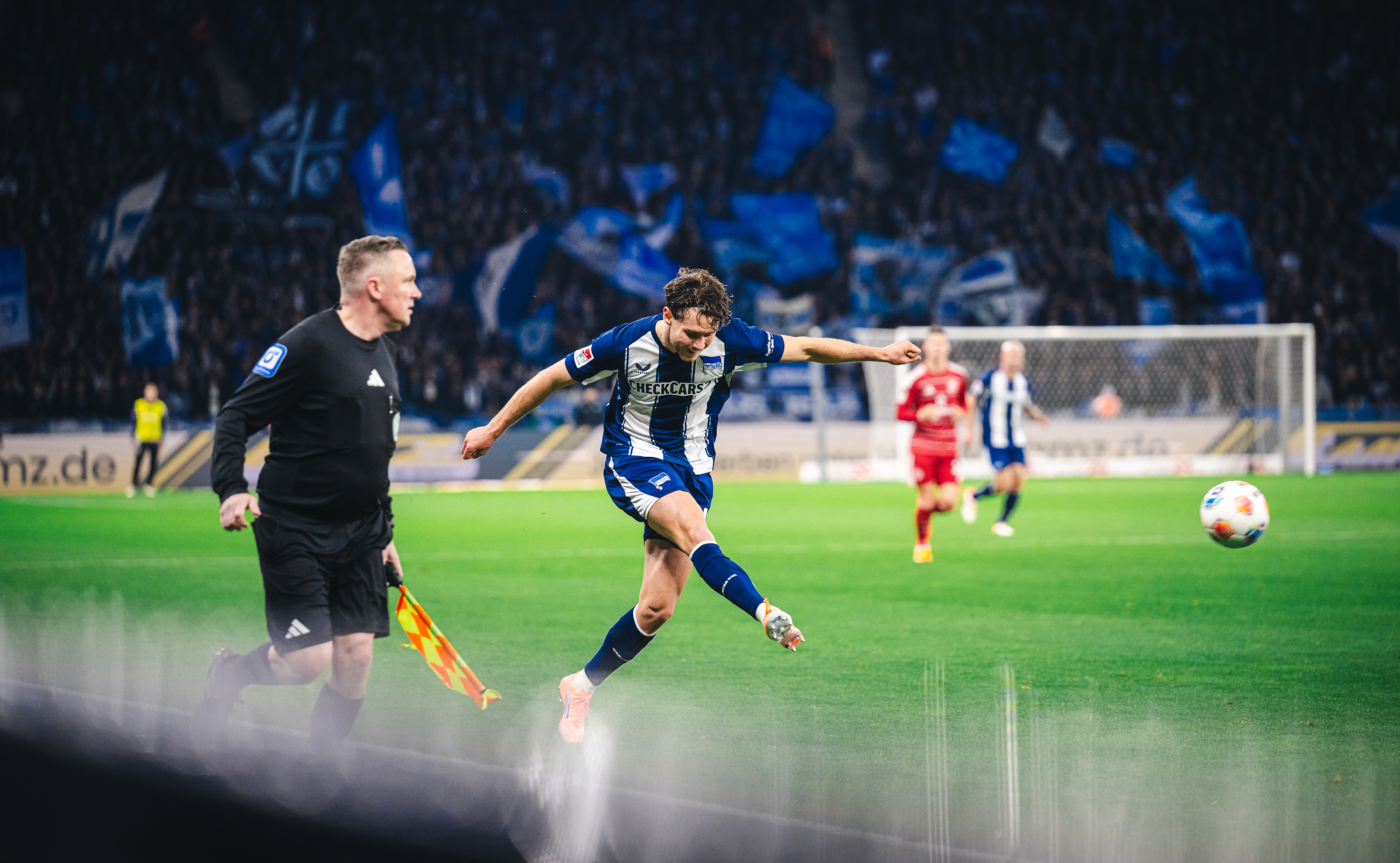 Linus Gechter schlägt eine Flanke.