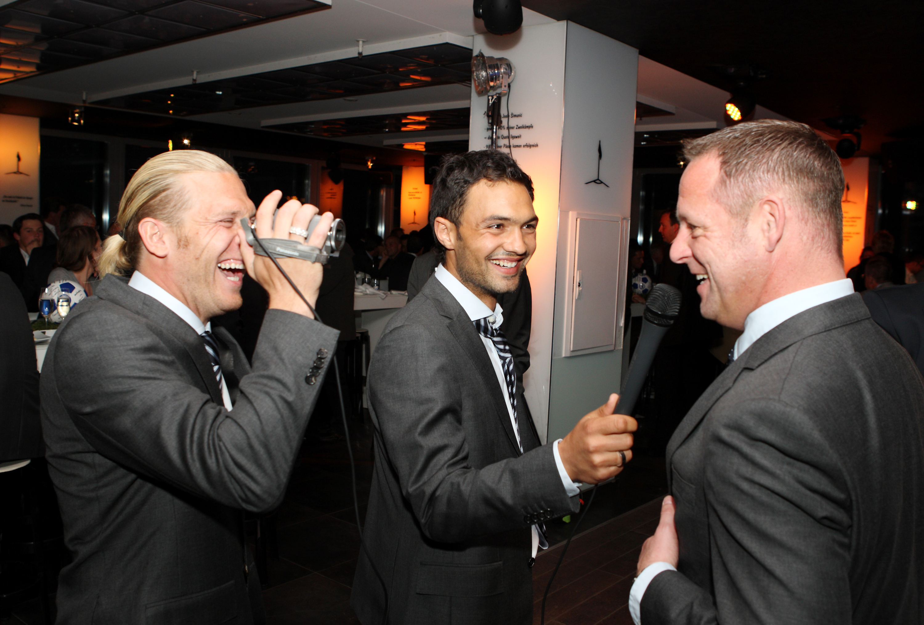 Andrej Voronin, Sofian Chahed und Hansi Felder bei einer Hertha-Feier.