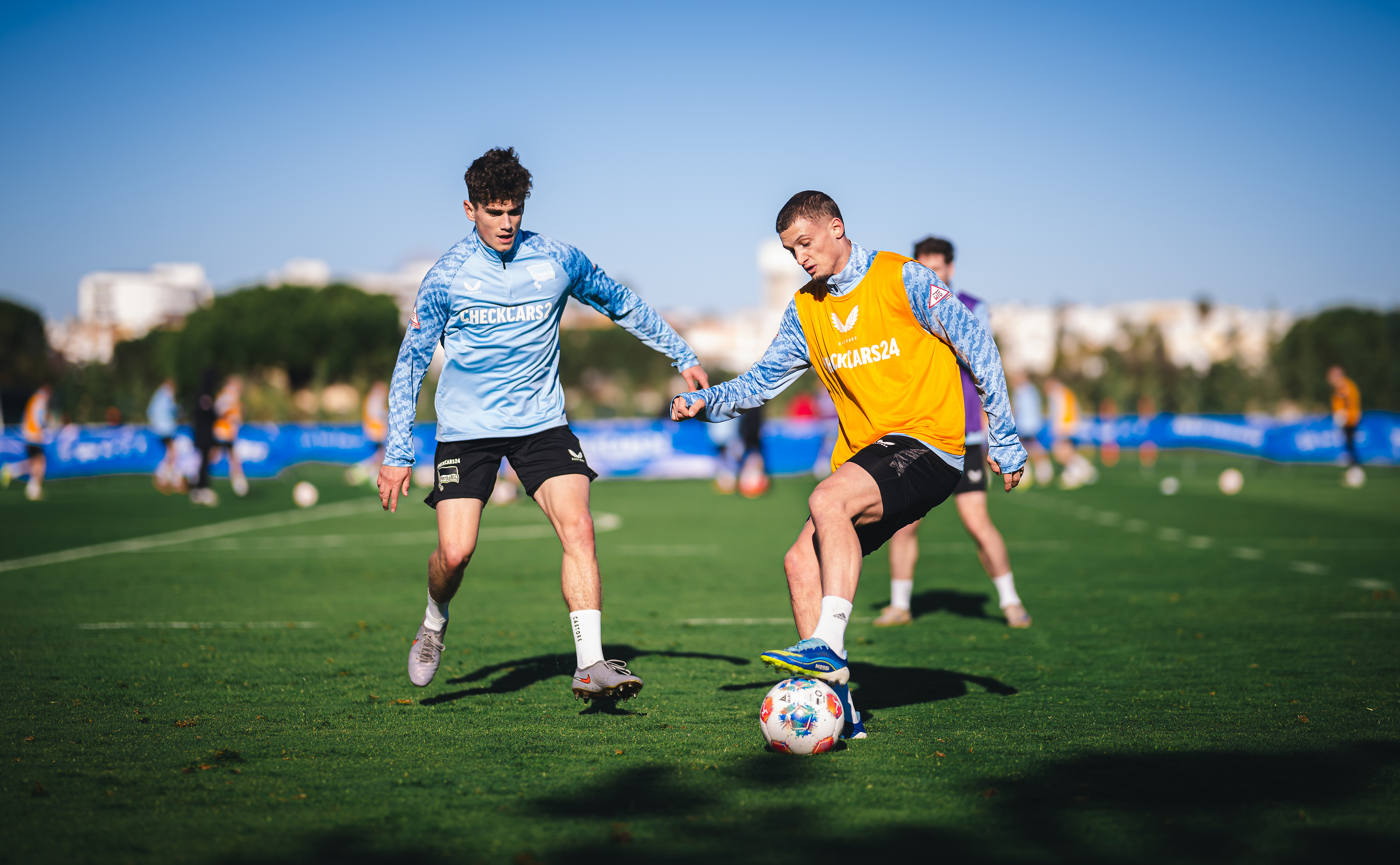 Janne Berner und Micka Cuisance im Zweikampf.