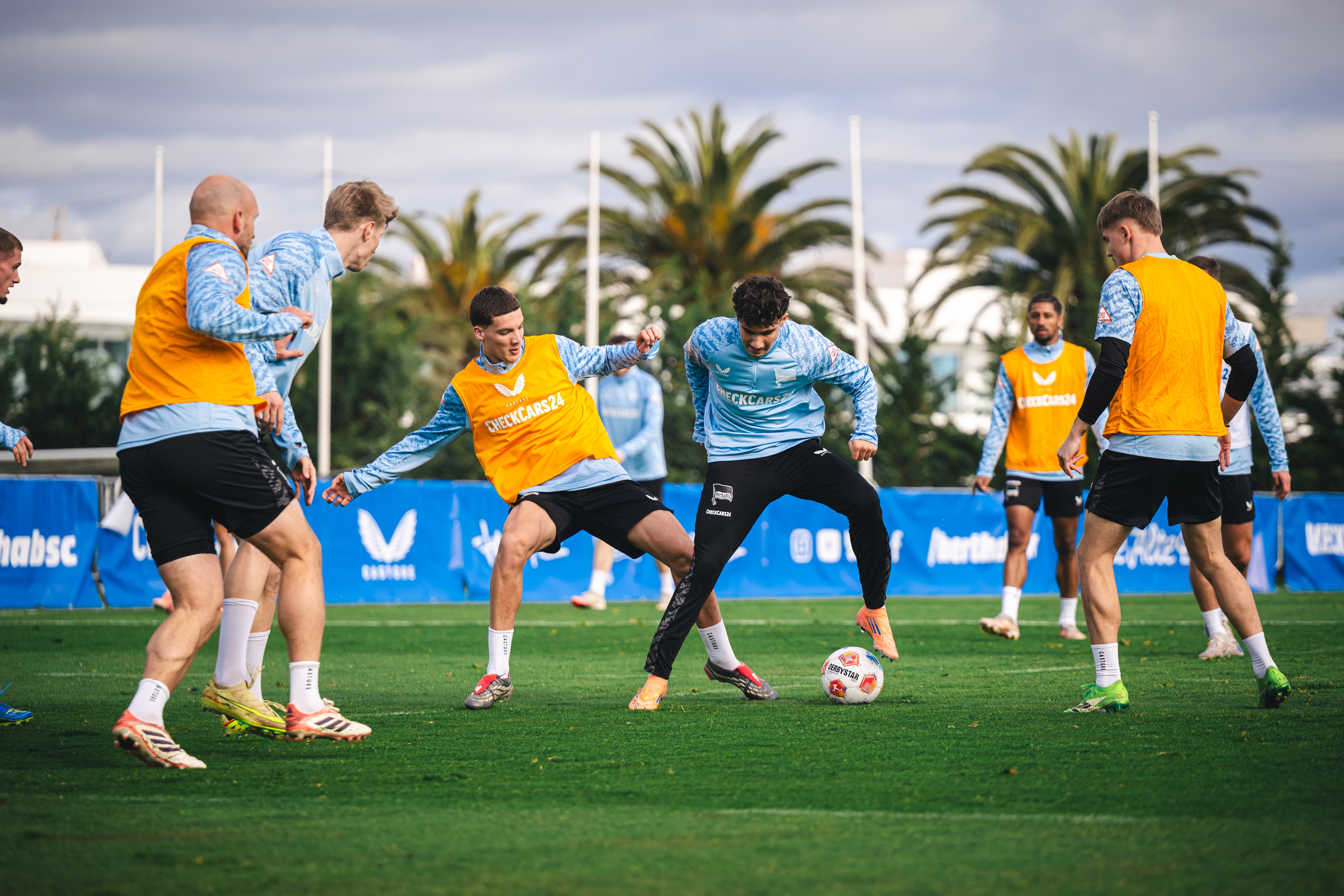 Soufian Gouram und Kian Todorović im Zweikampf.