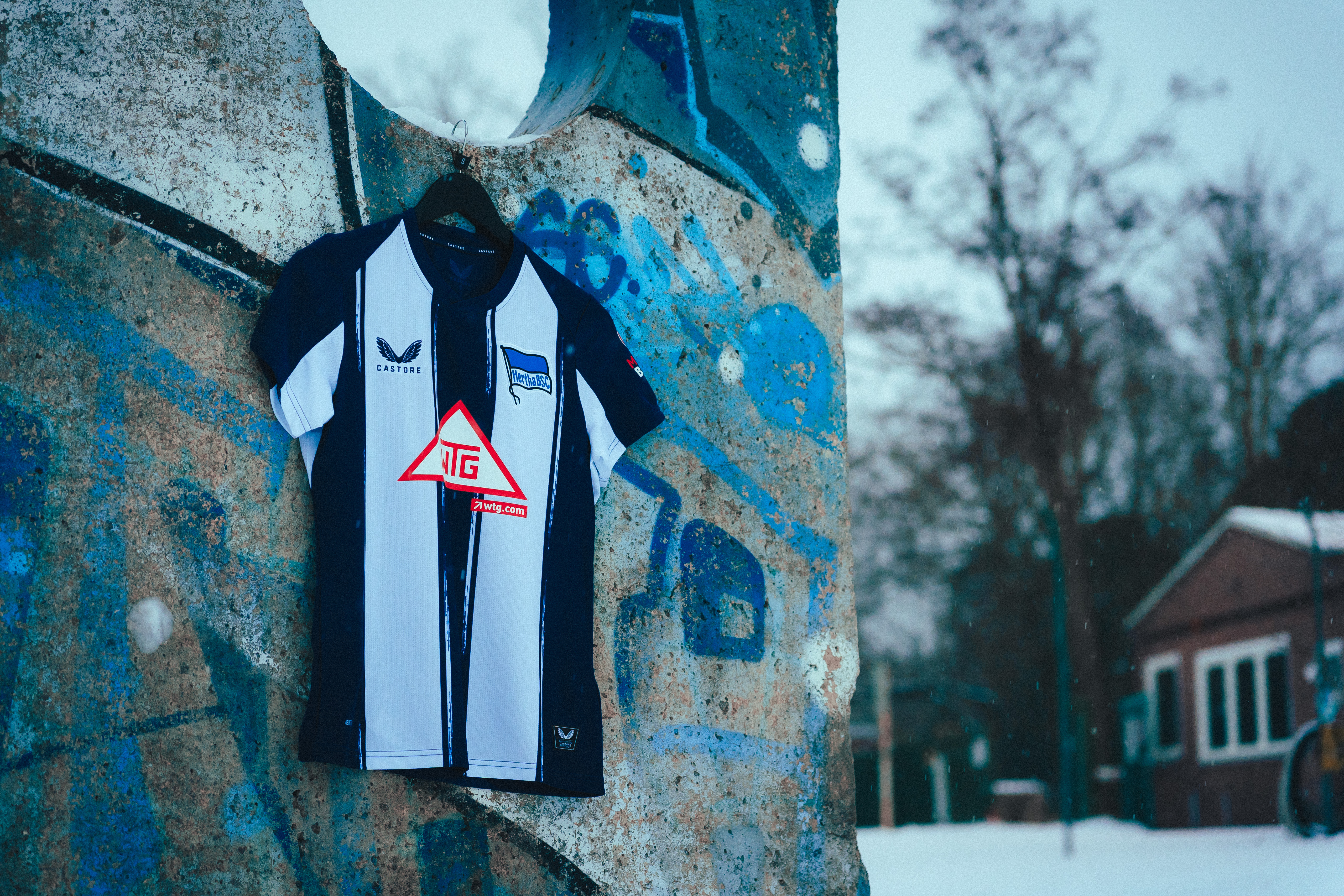 Herthatrikot hängt an der Berliner Mauer