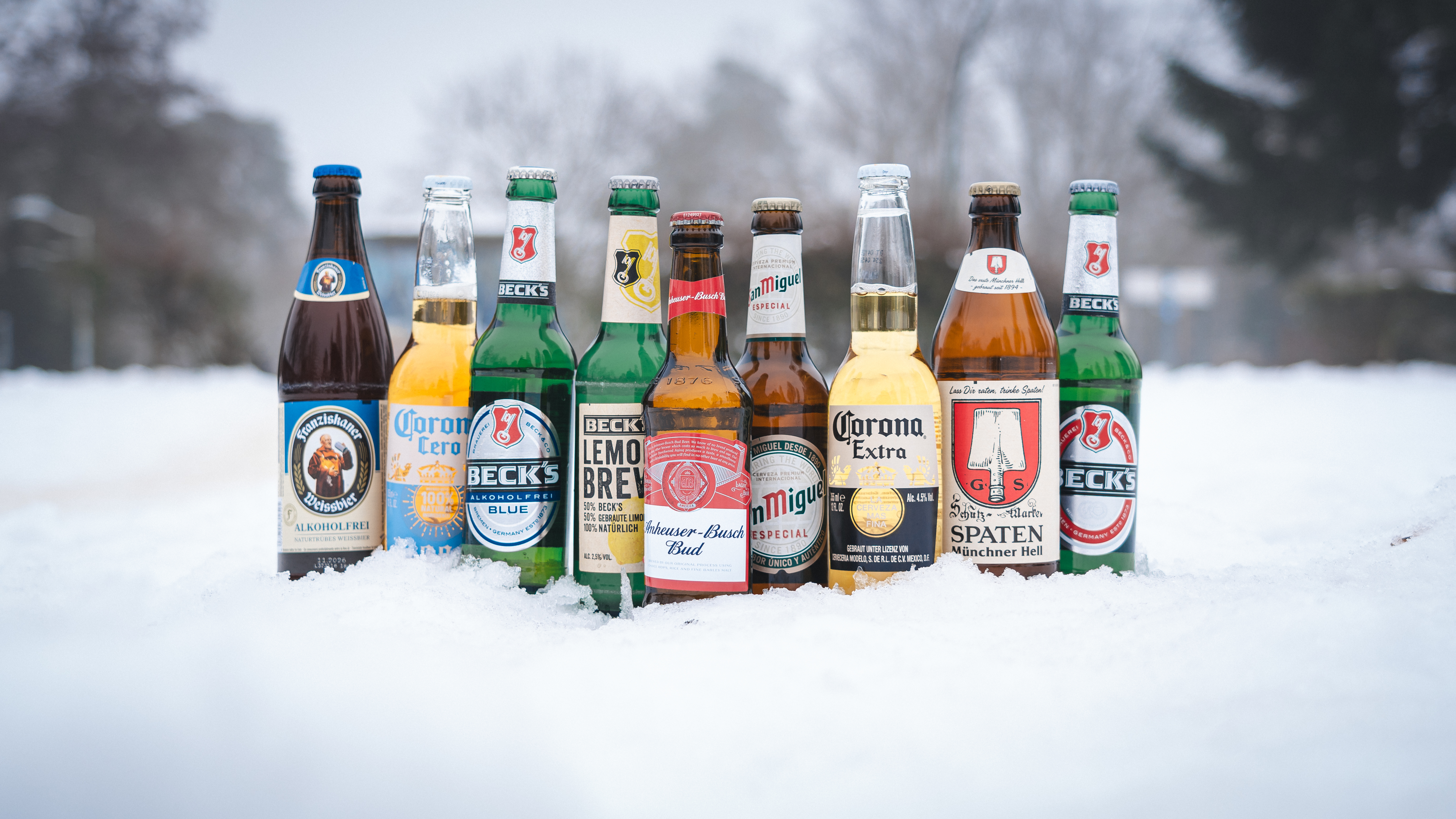 Anheuser-Busch Bud inmitten einer Bierauswahl.