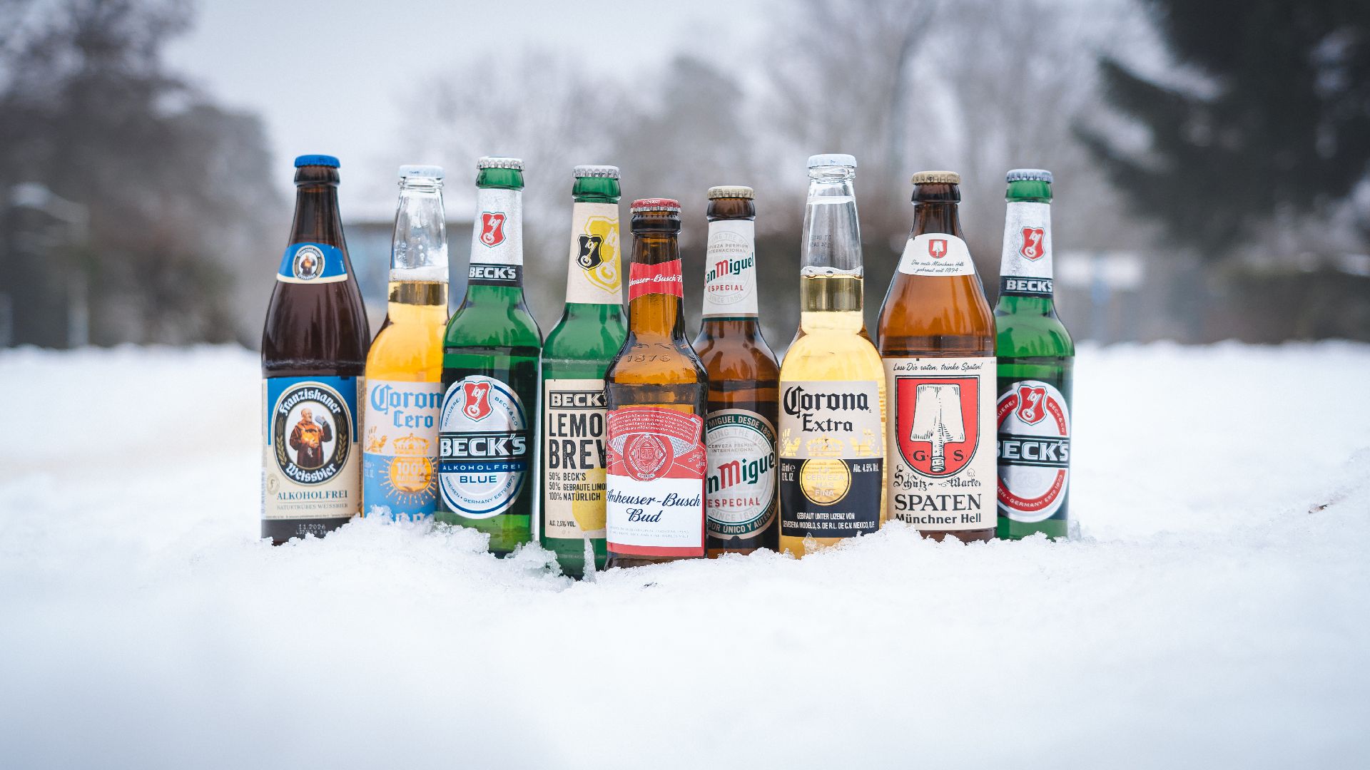 Anheuser-Busch Bud inmitten einer Bierauswahl.
