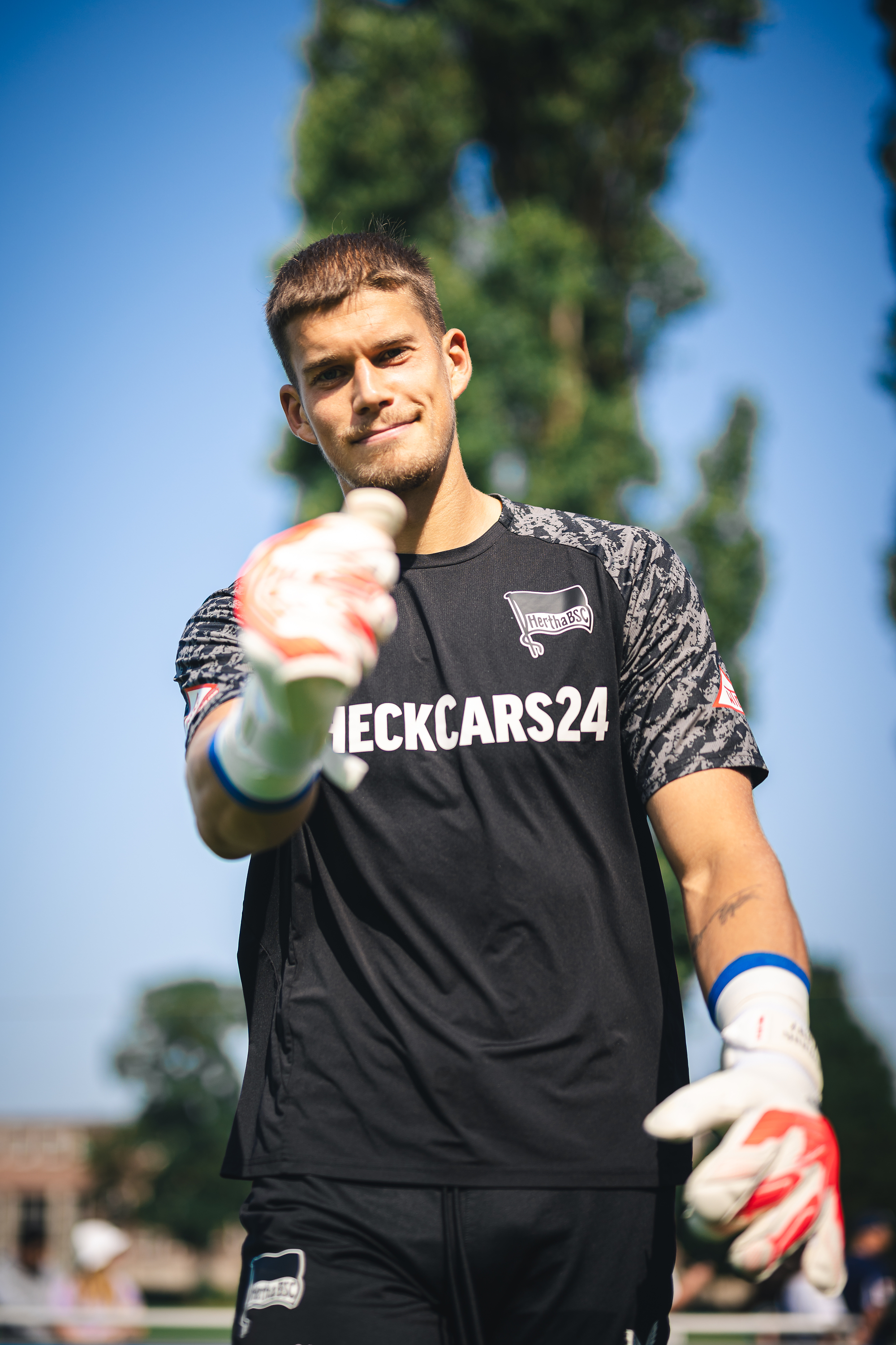 Dennis Smarsch zeigt einen Daumen nach oben in die Kamera