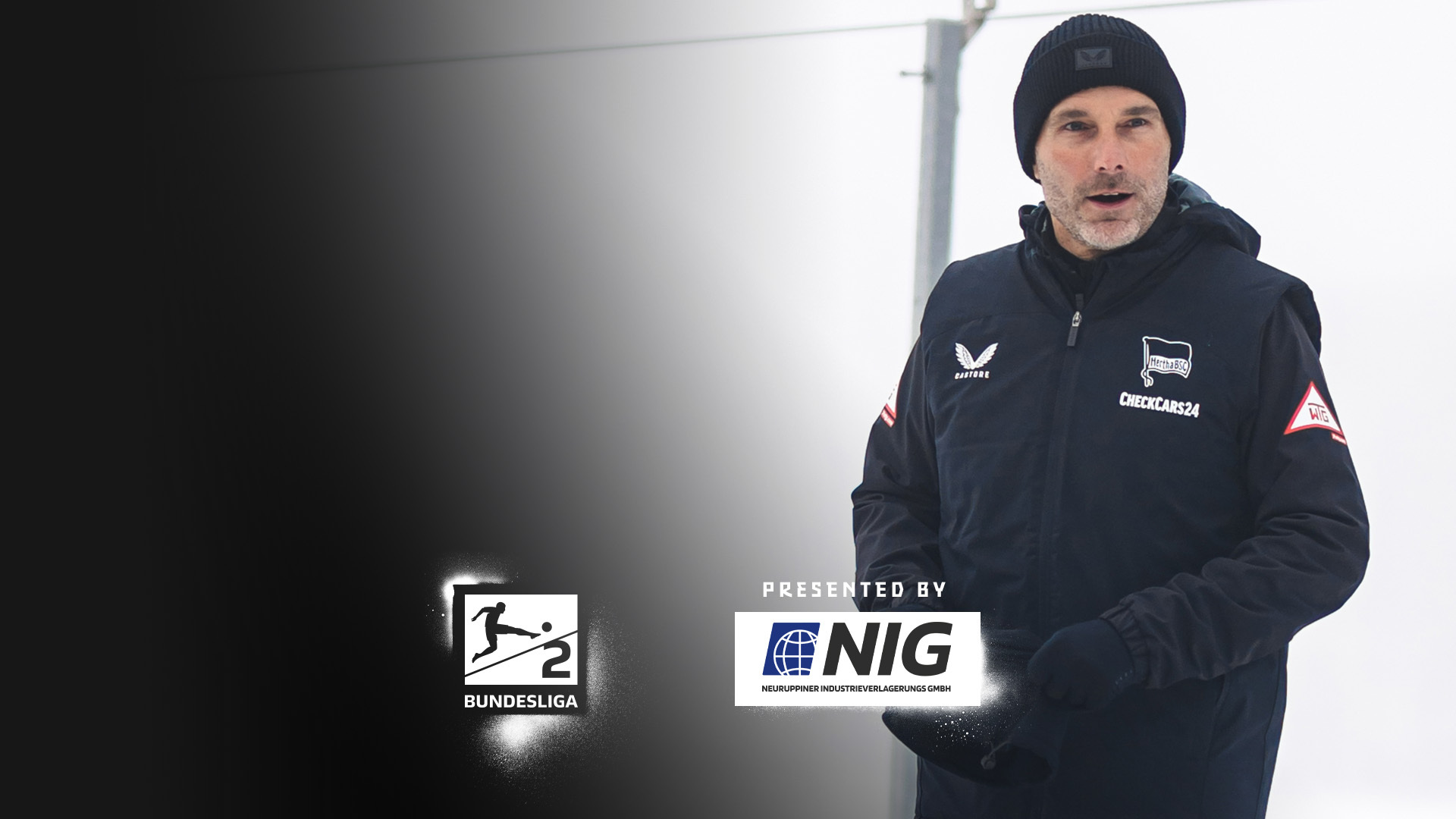 Stefan Leitl auf dem verschneiten Trainingsplatz.