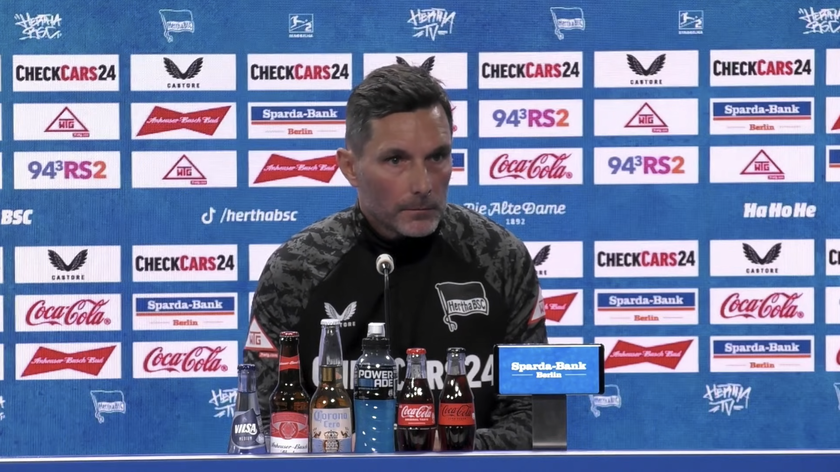 Stefan Leitl bei der Pressekonferenz vor dem Heimspiel gegen Schalke.