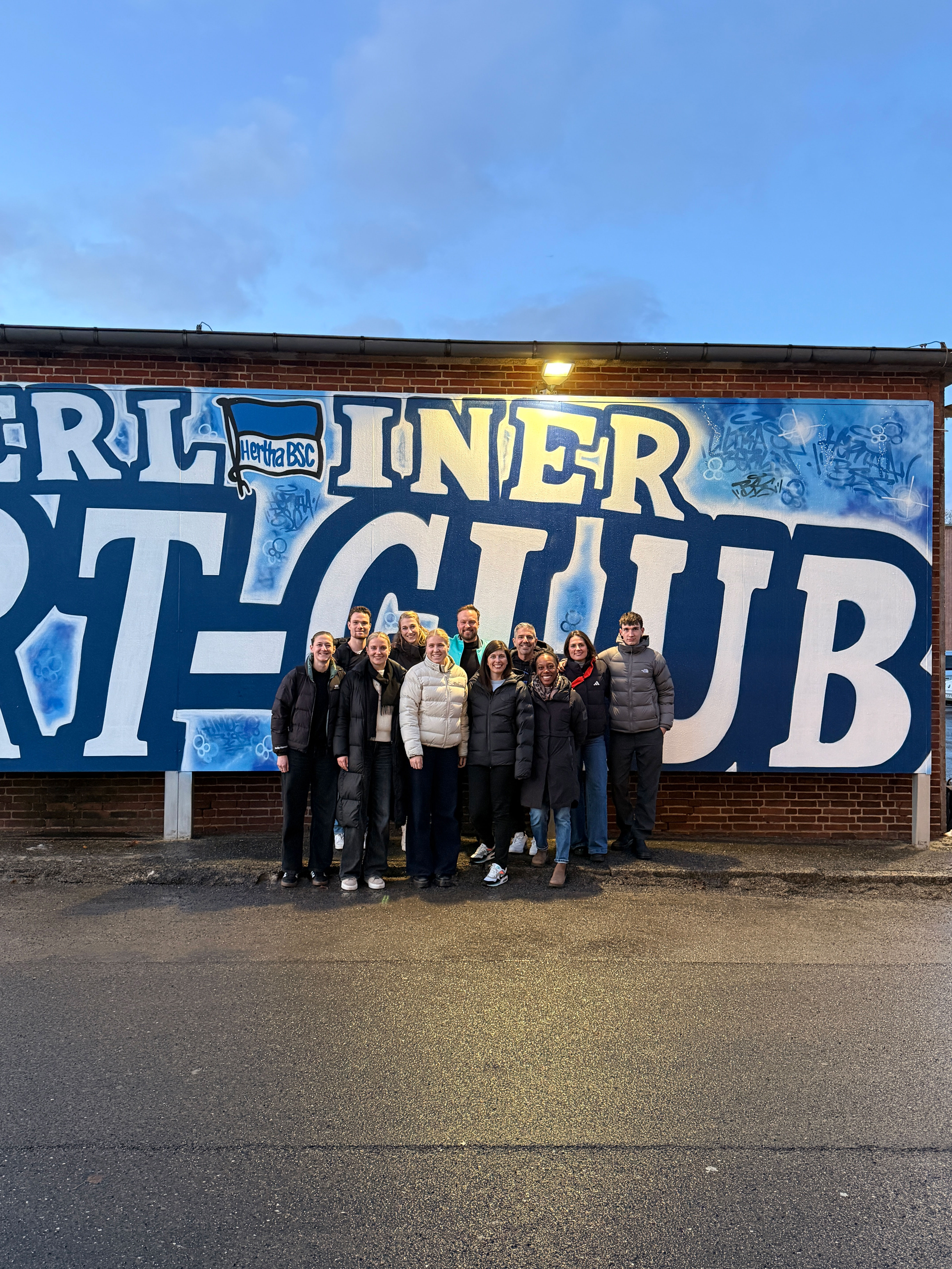 Treffen von Sportpsychologinnen und -psychologen auf dem Olympiagelände.