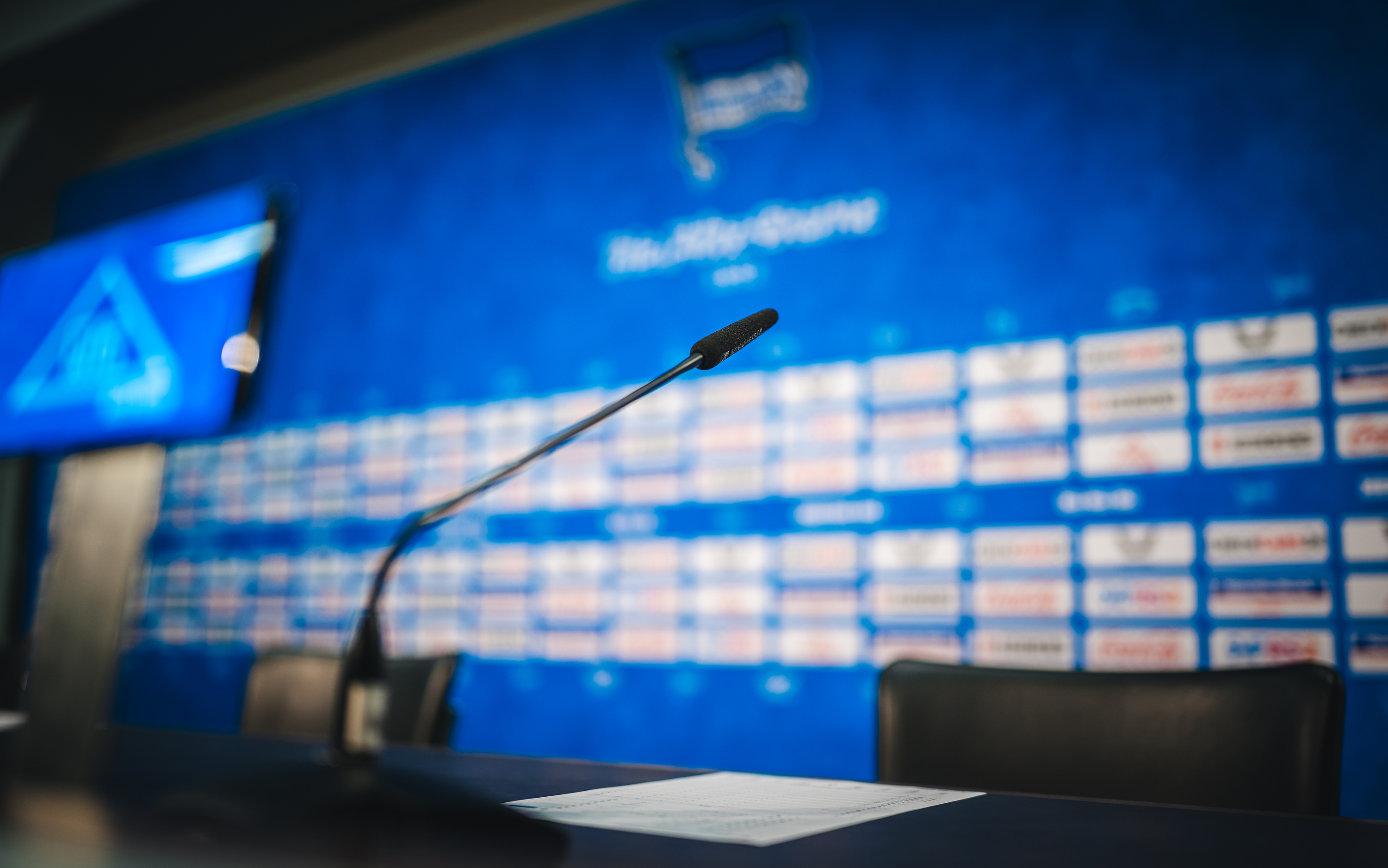 Ein Mikrofon im Medienraum des Olympiastadions.